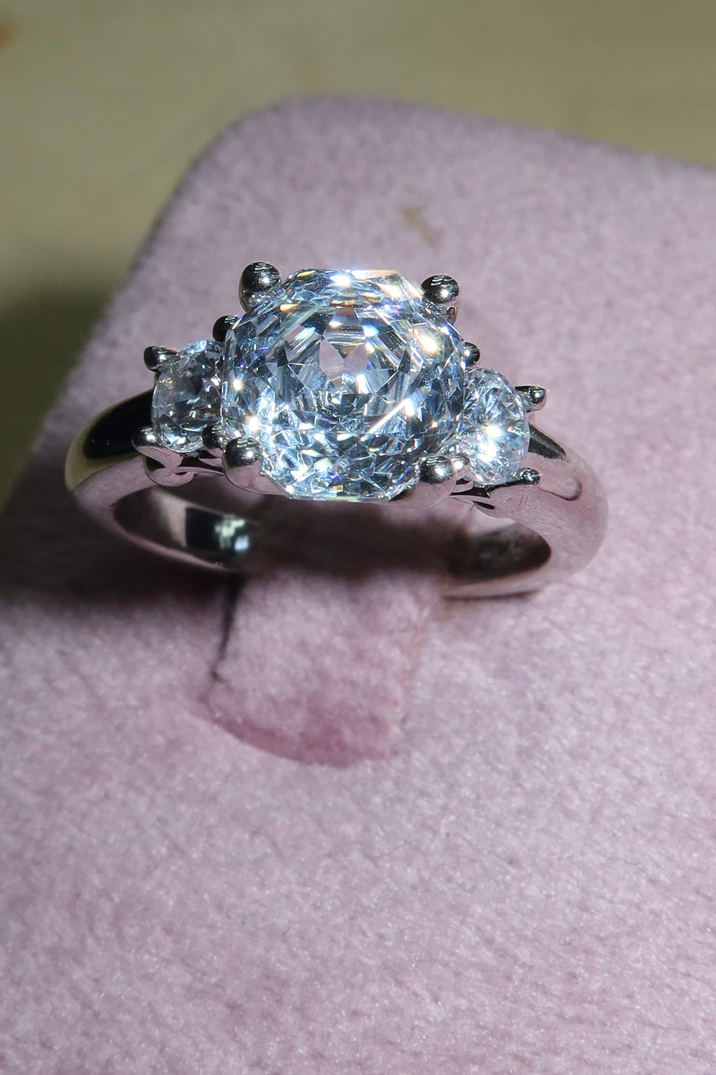 Anillo Flower cut sin piedras laterales