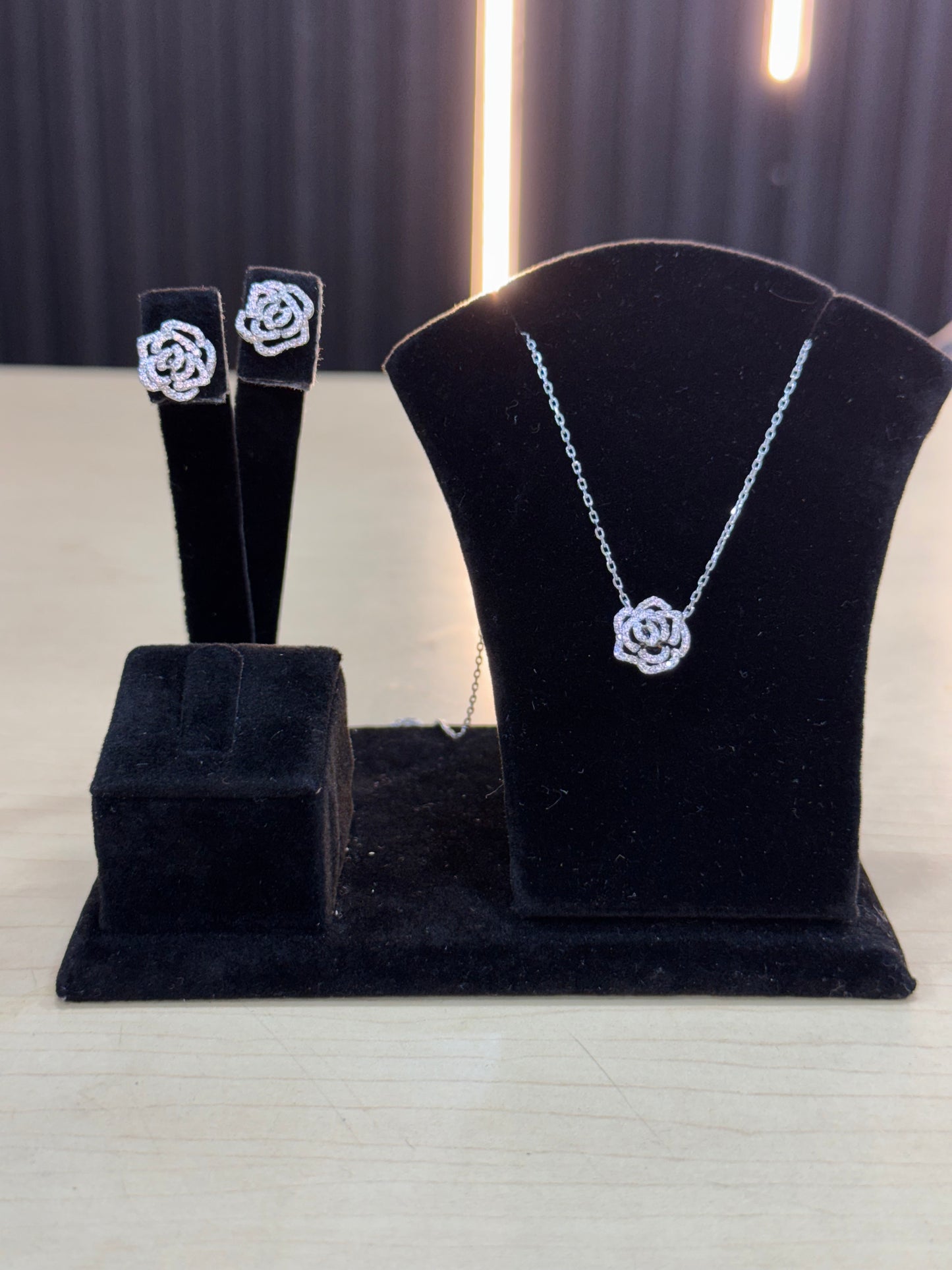 Set rosa negra aretes y collar