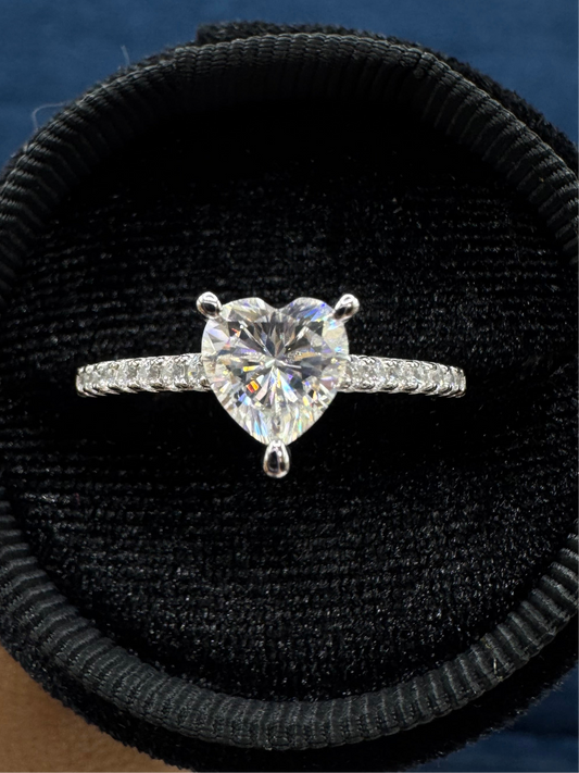 Anillo corazón moissanita