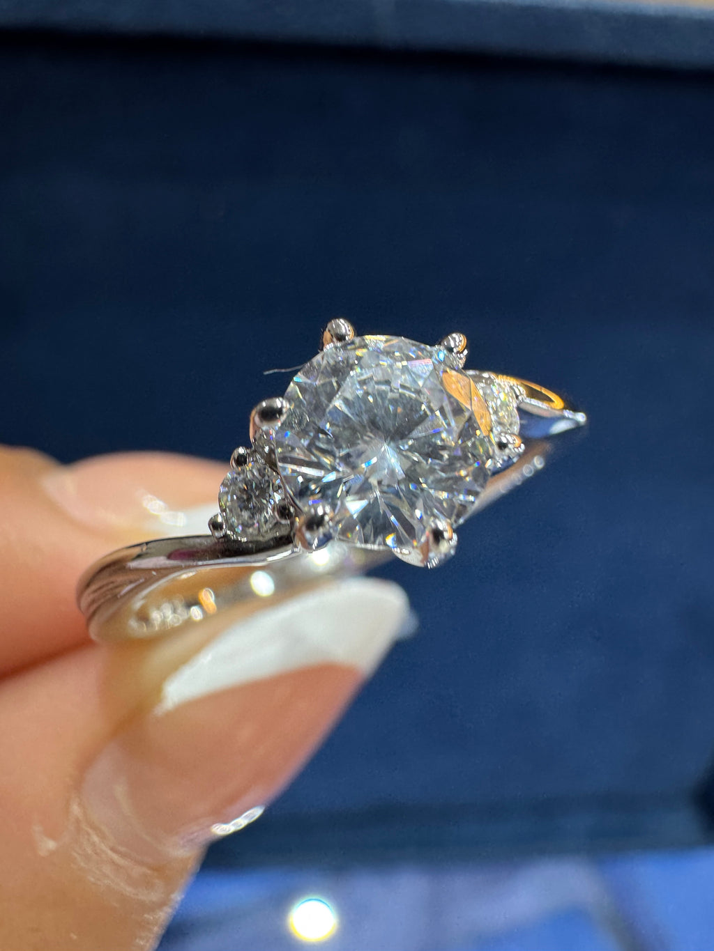 Anillo solitario freeform