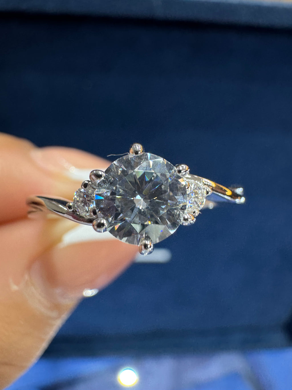 Anillo solitario freeform