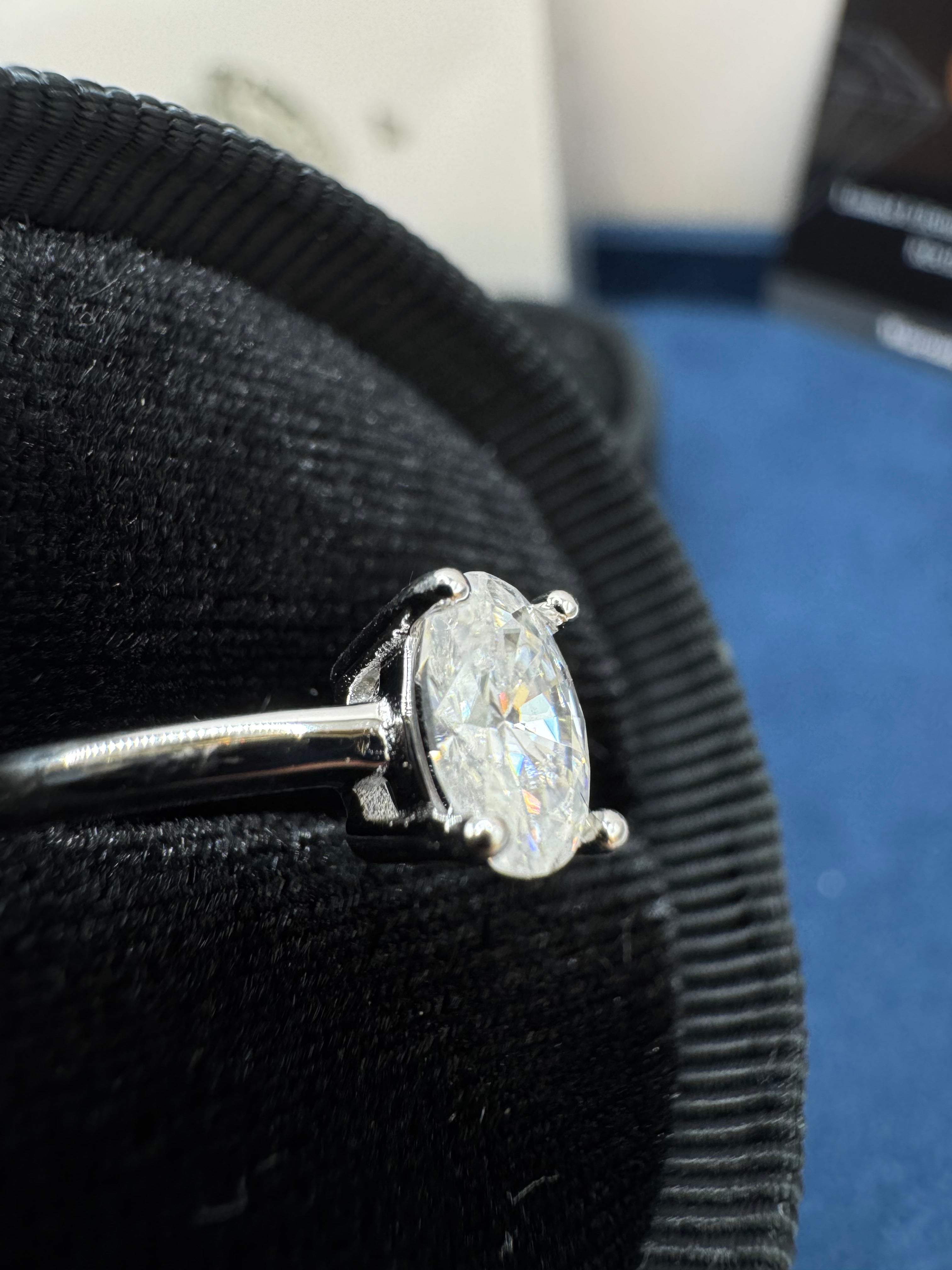 Anillo oval solitario