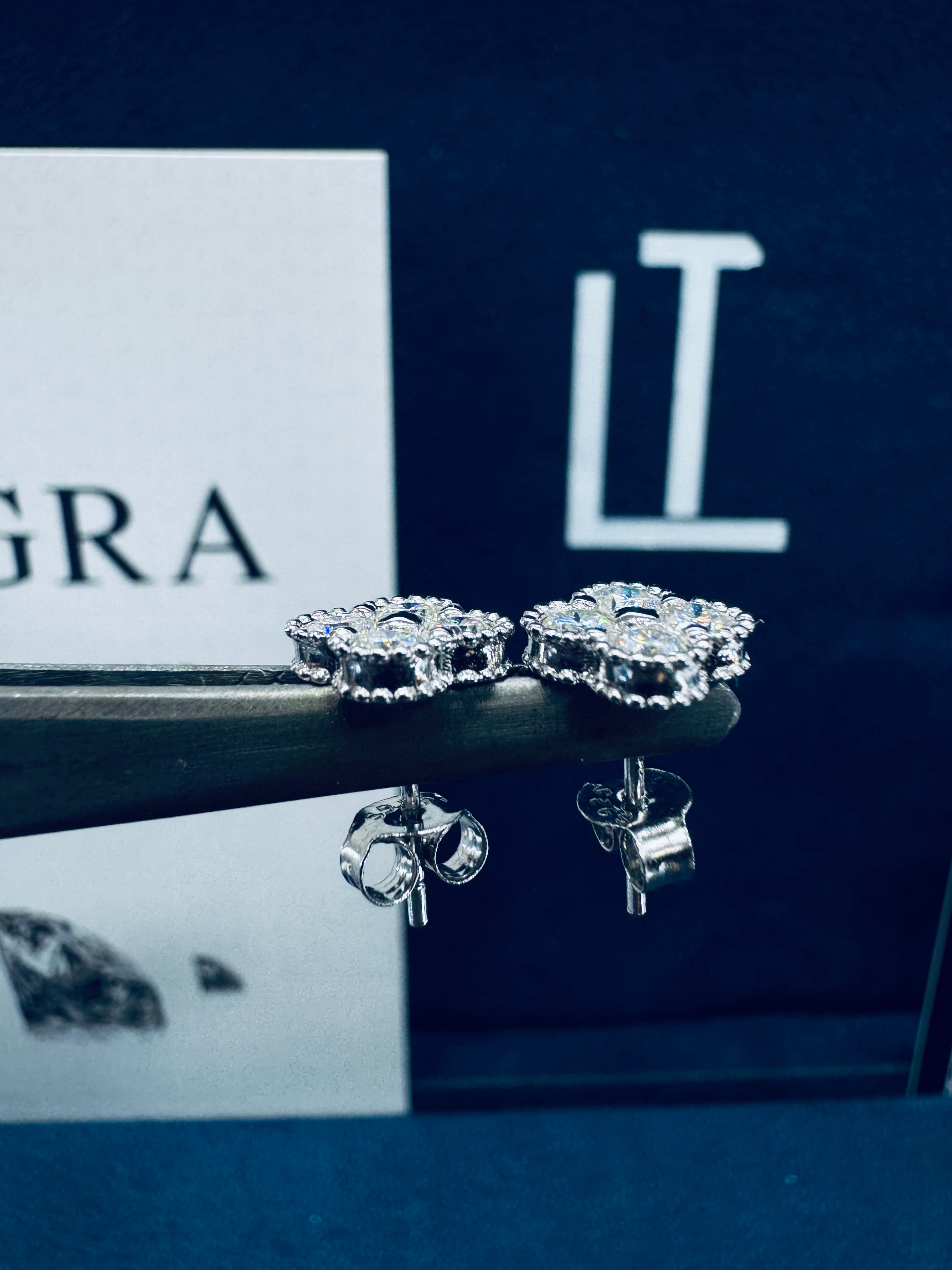 Aretes trébol moissanita