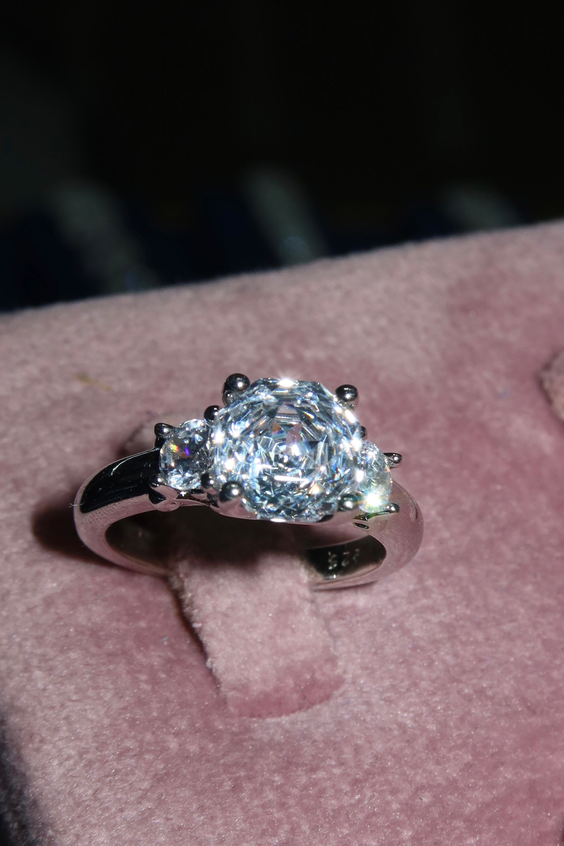 Anillo Flower cut sin piedras laterales