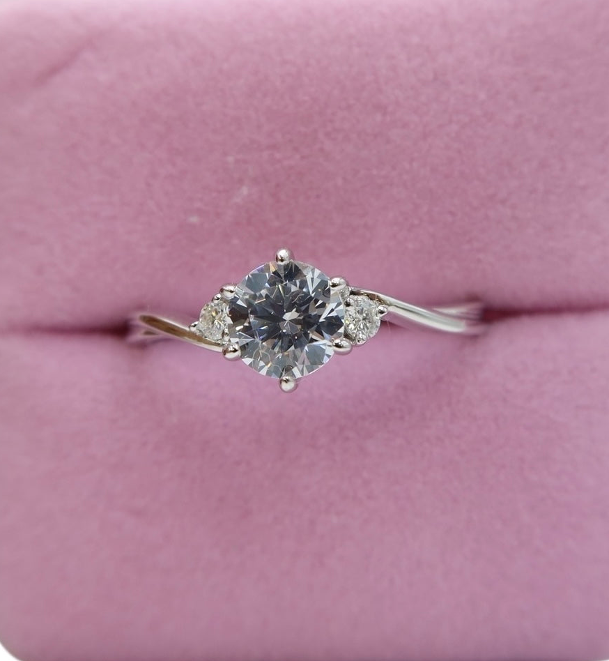 Anillo solitario freeform