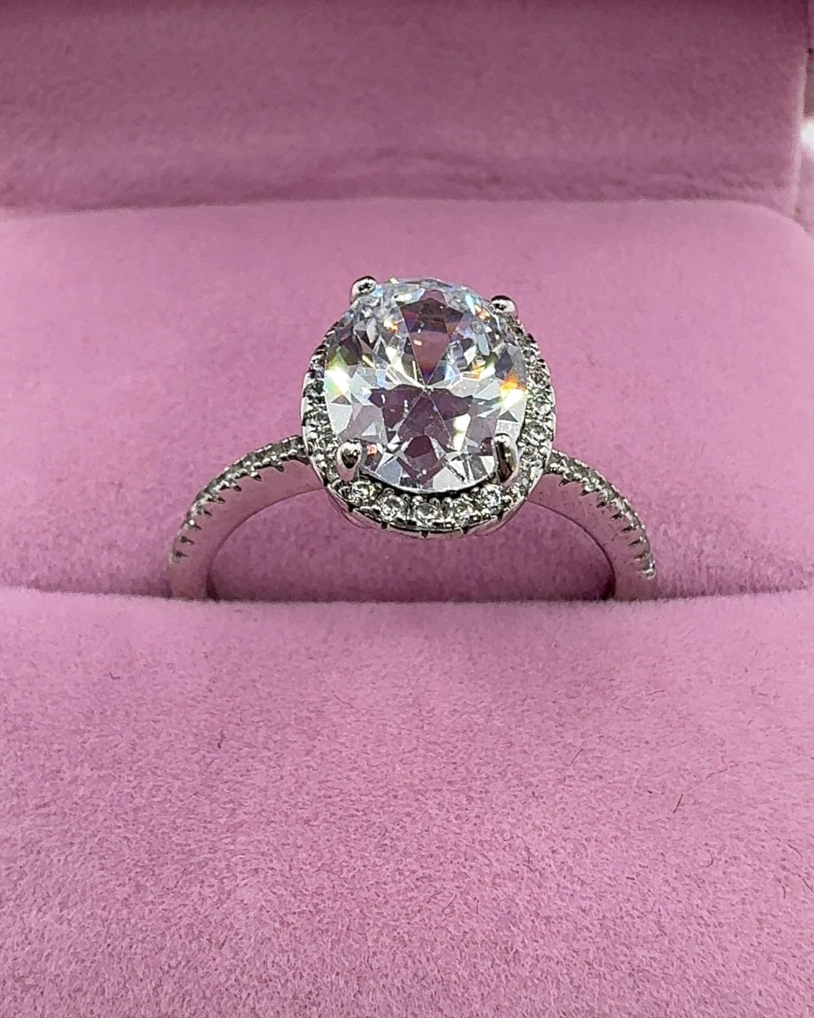Anillo ovalado montadura halo