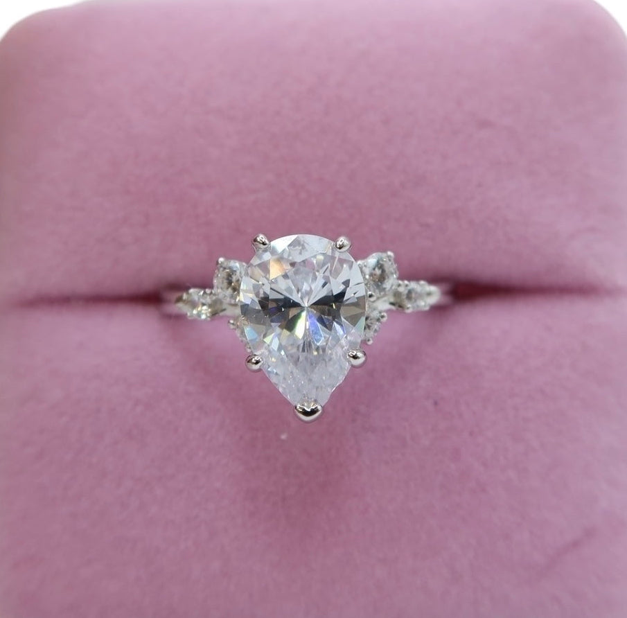 Anillo pera  three Stone