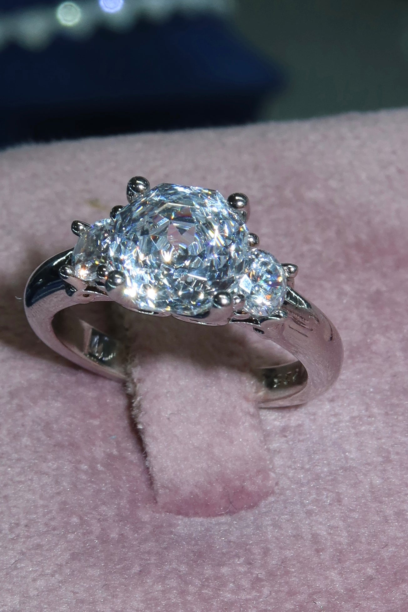 Anillo Flower cut sin piedras laterales