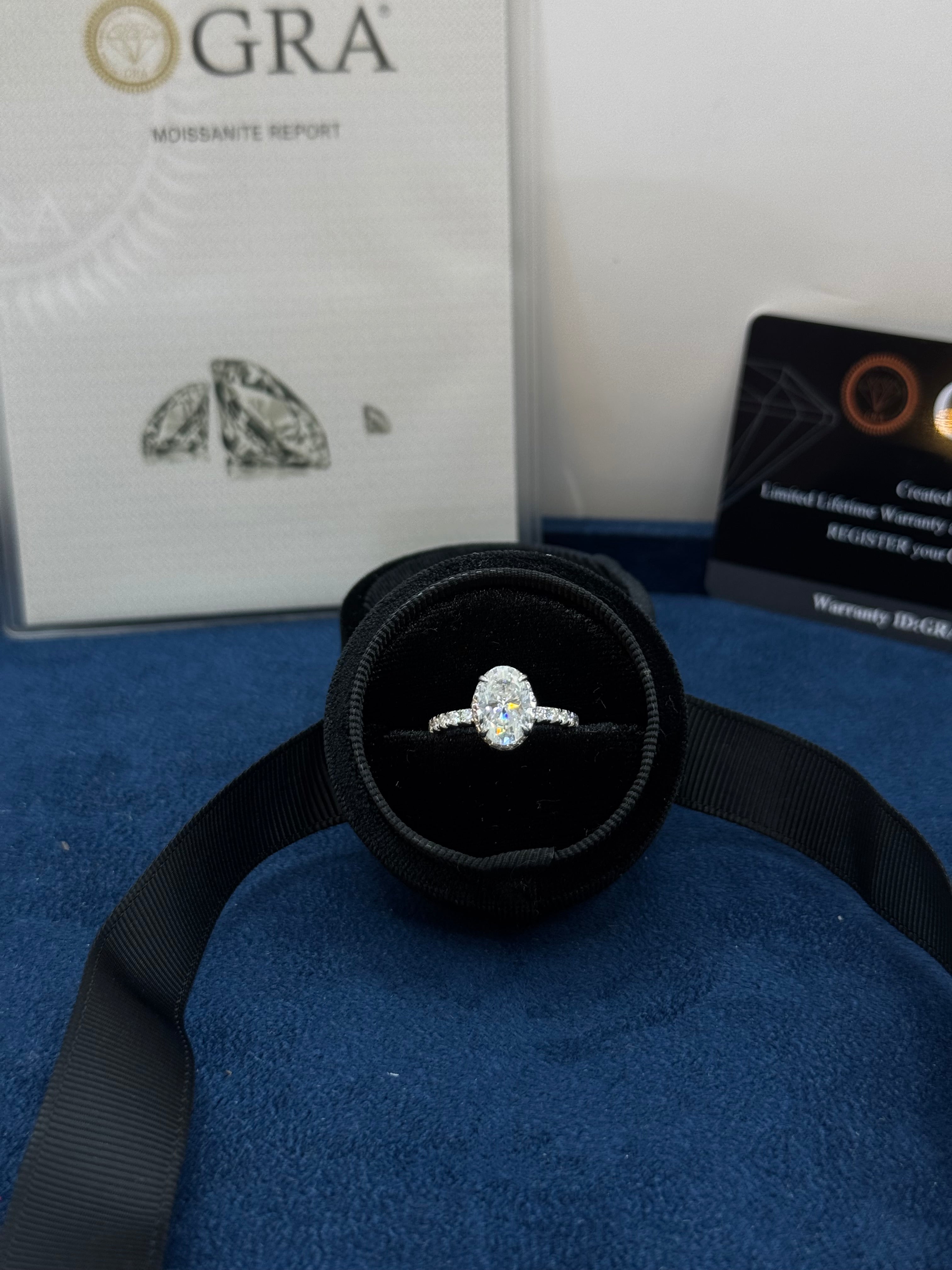 Anillo oval piedras laterales