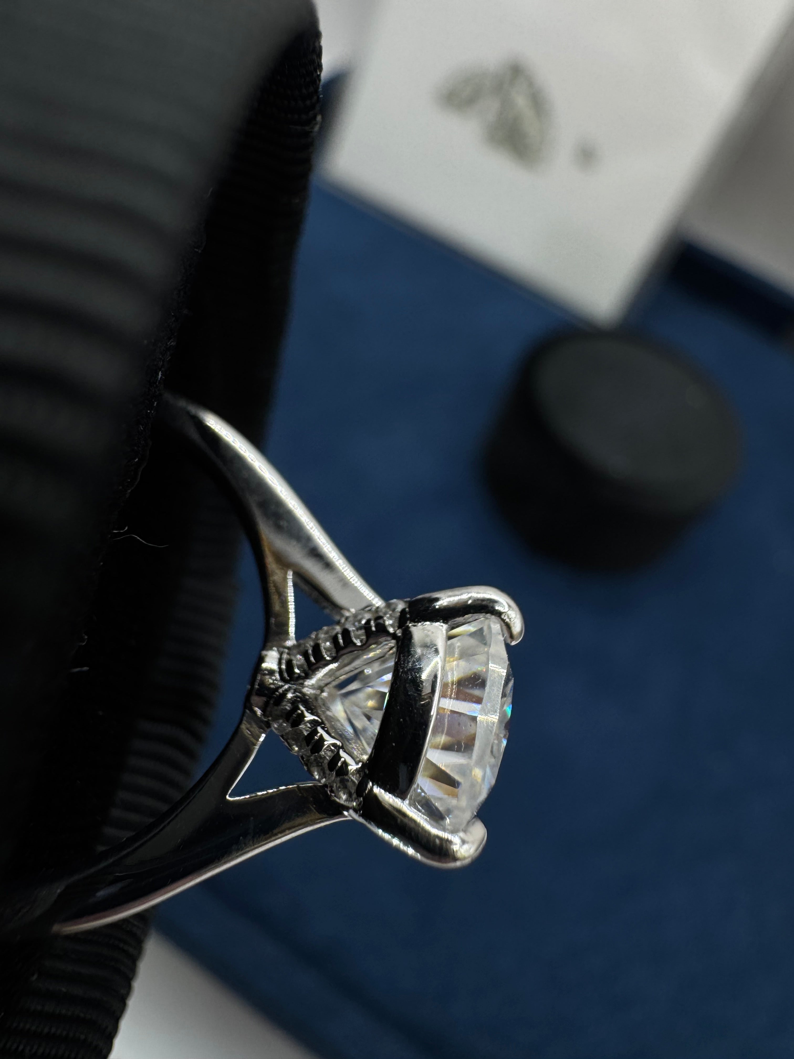 Anillo pera moissanita