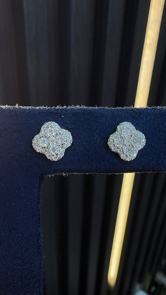 Aretes trébol moissanita