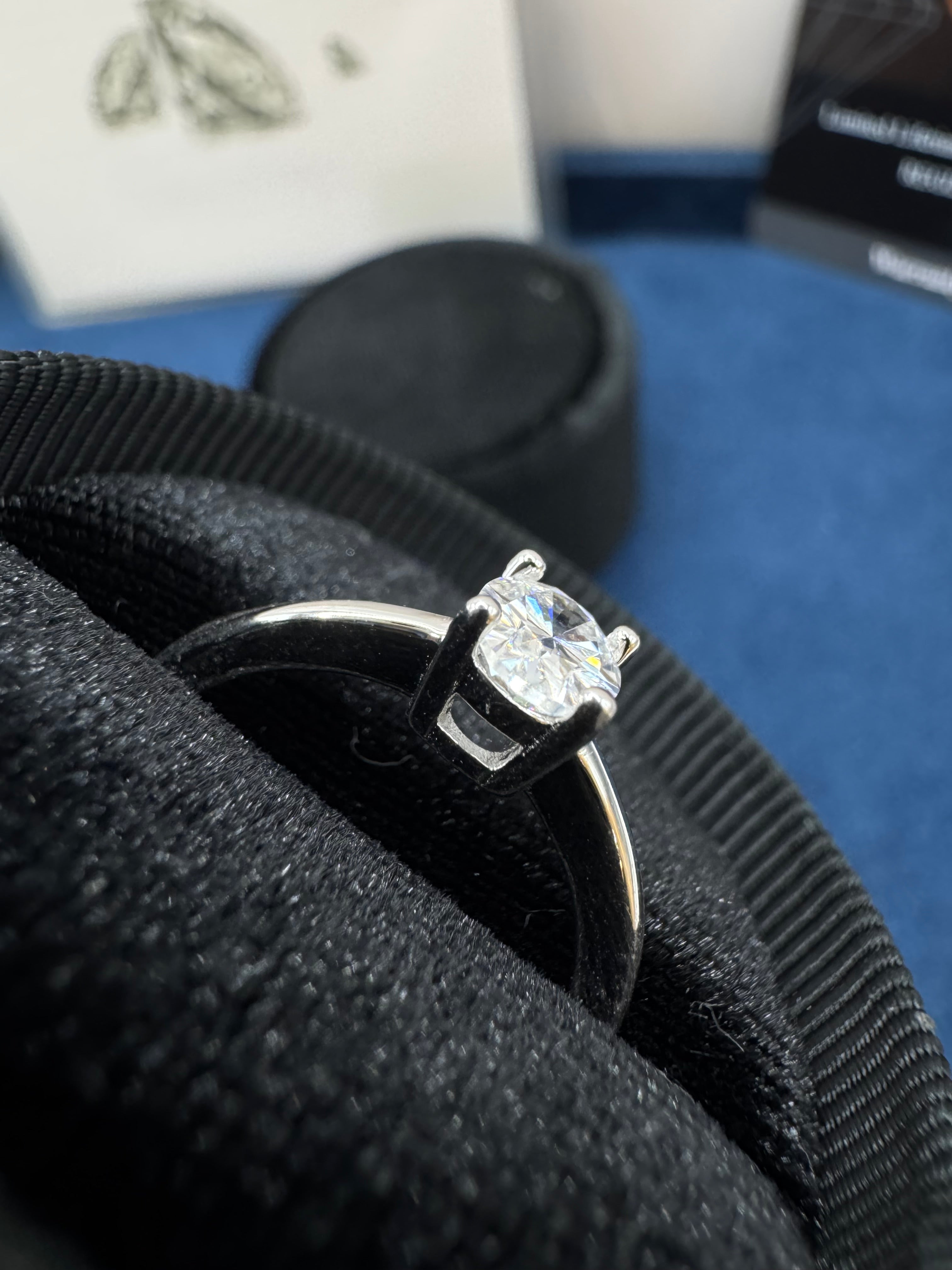 Anillo oval solitario