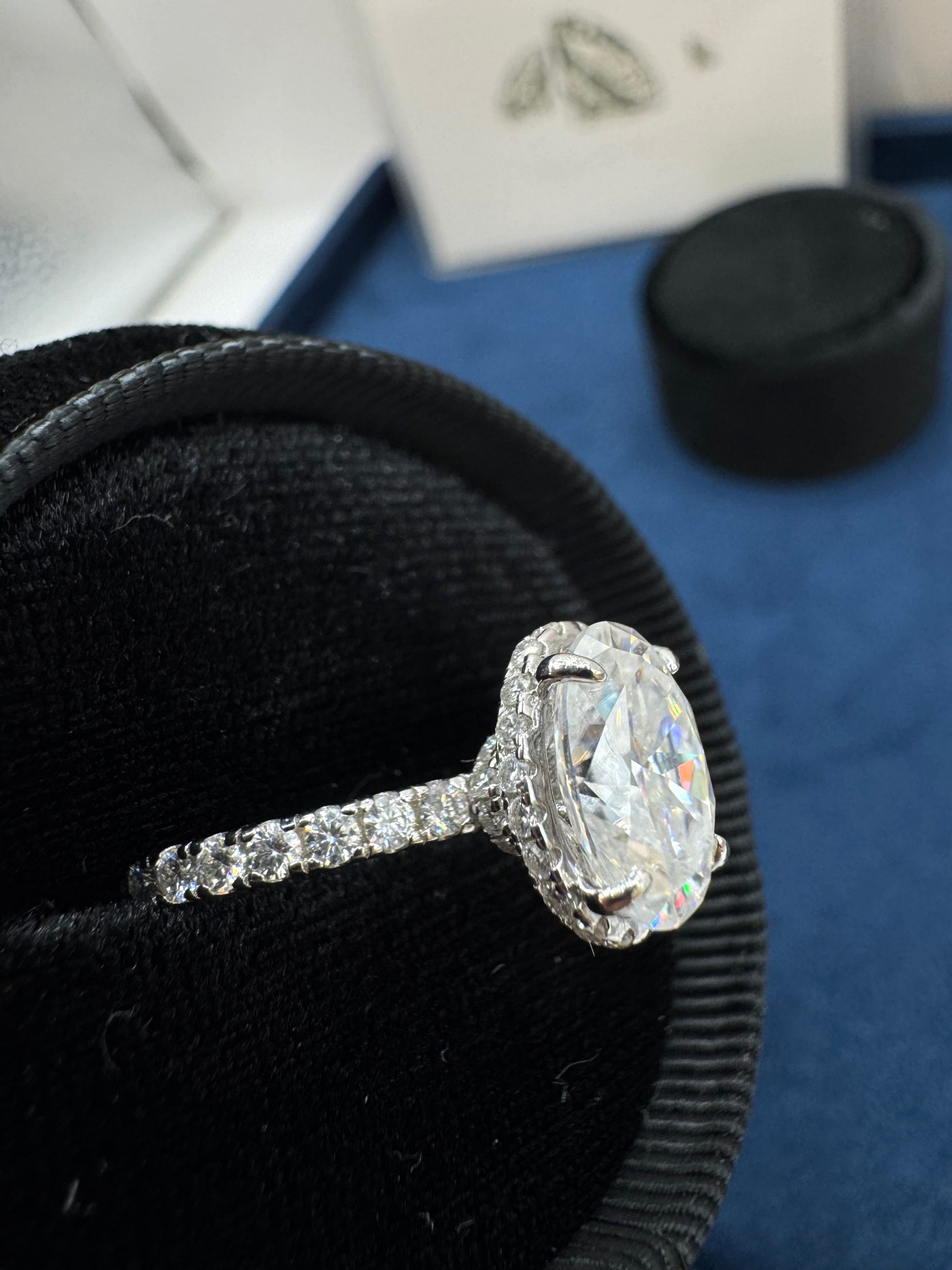 Anillo oval piedras laterales