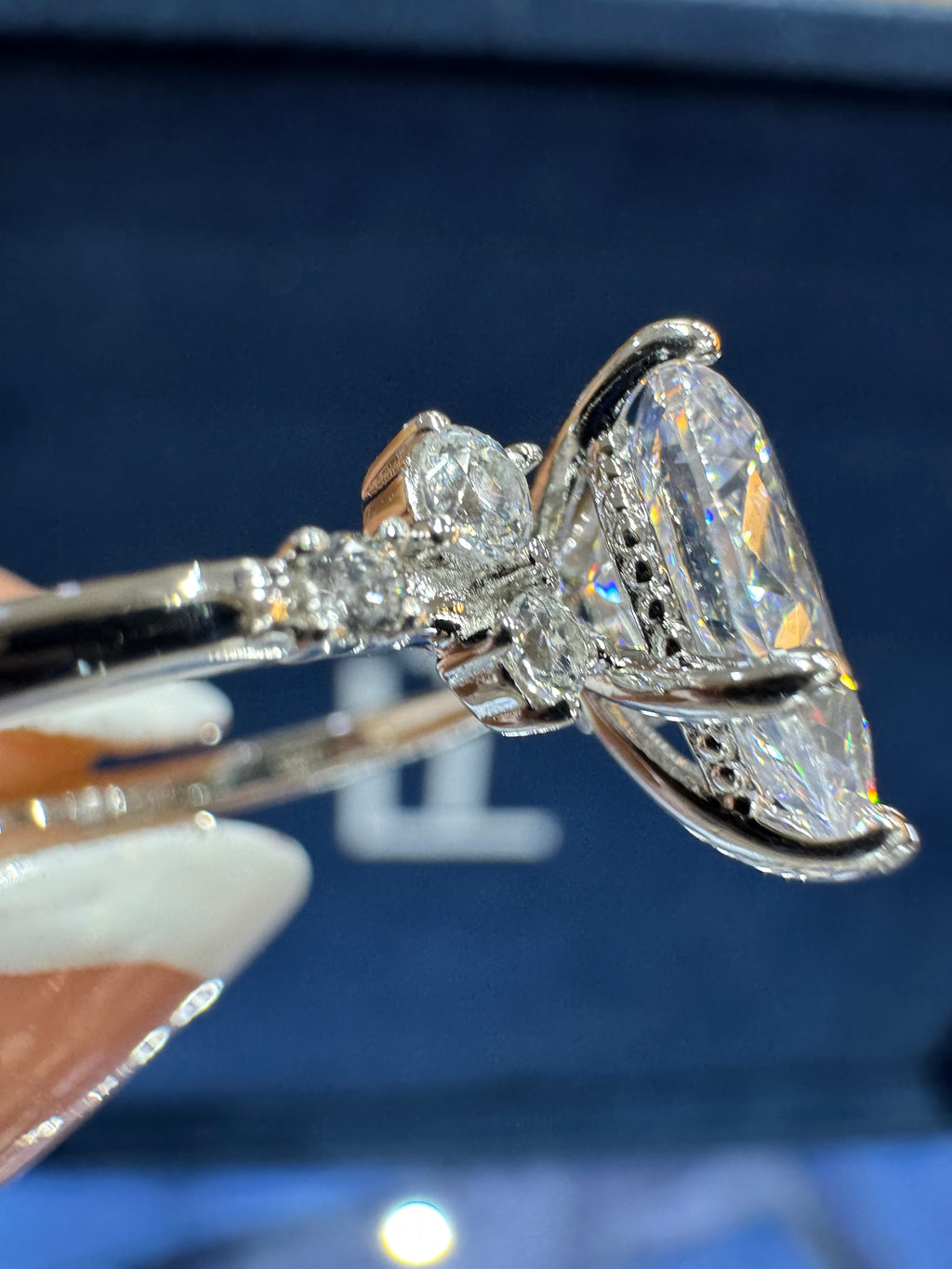 Anillo pera  three Stone