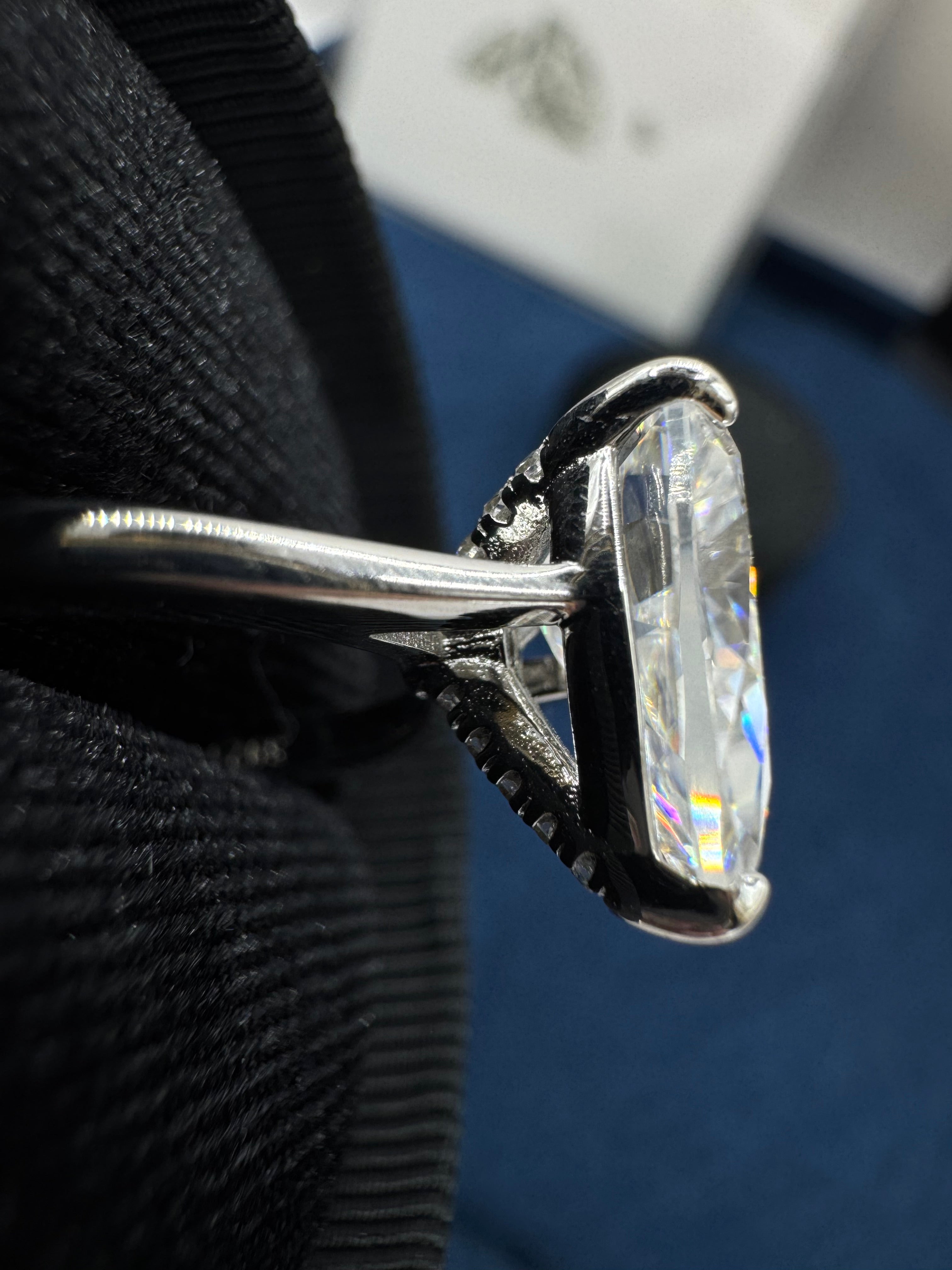 Anillo pera moissanita