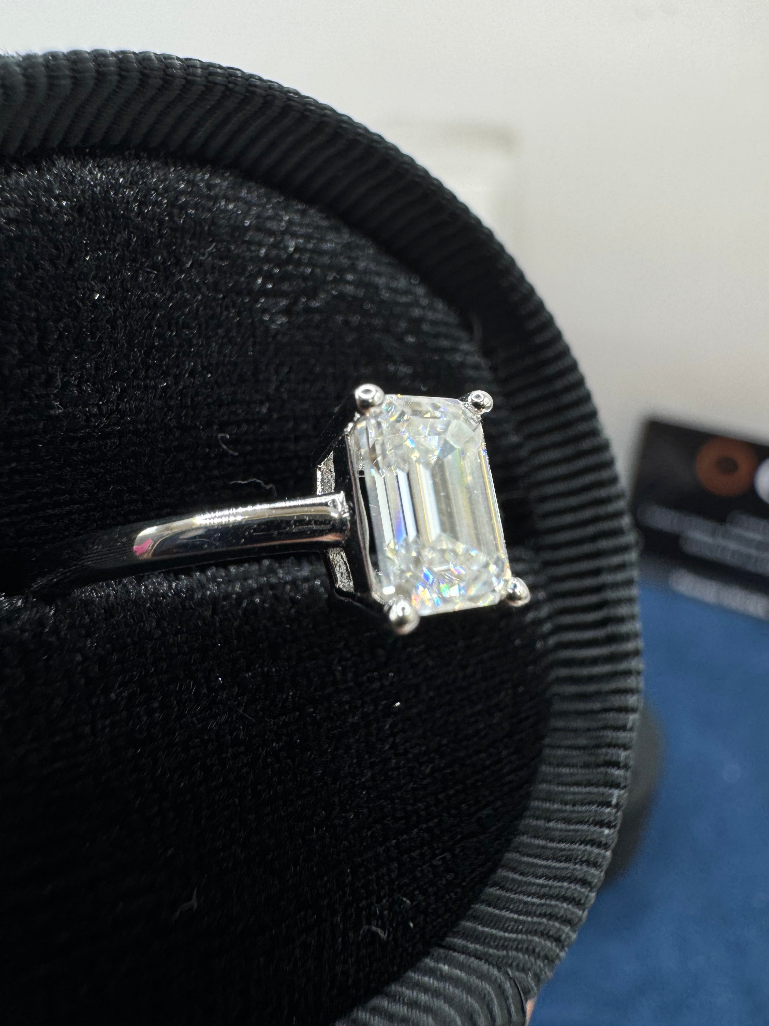 Anillo baguette moissanita