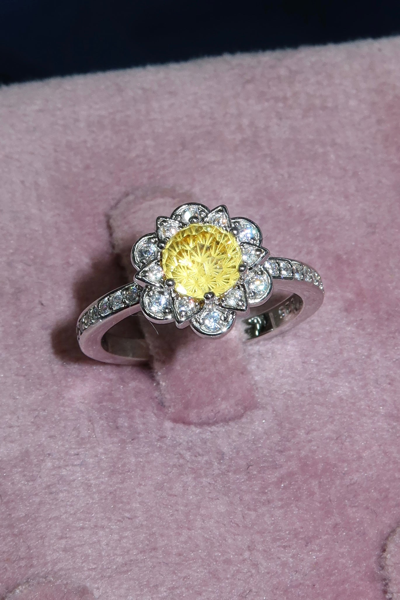 Anillo flor amarilla