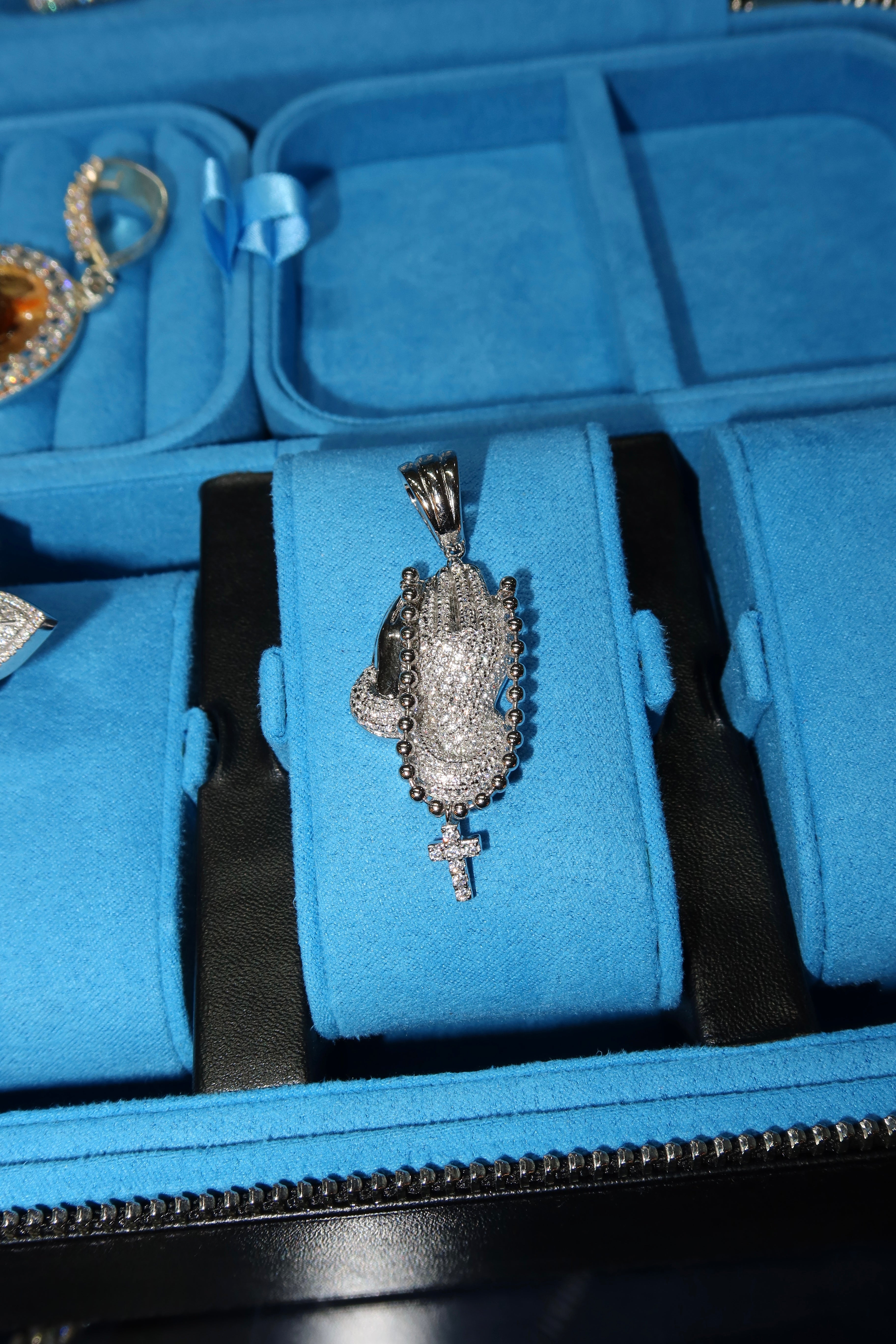 Dije manos con rosario