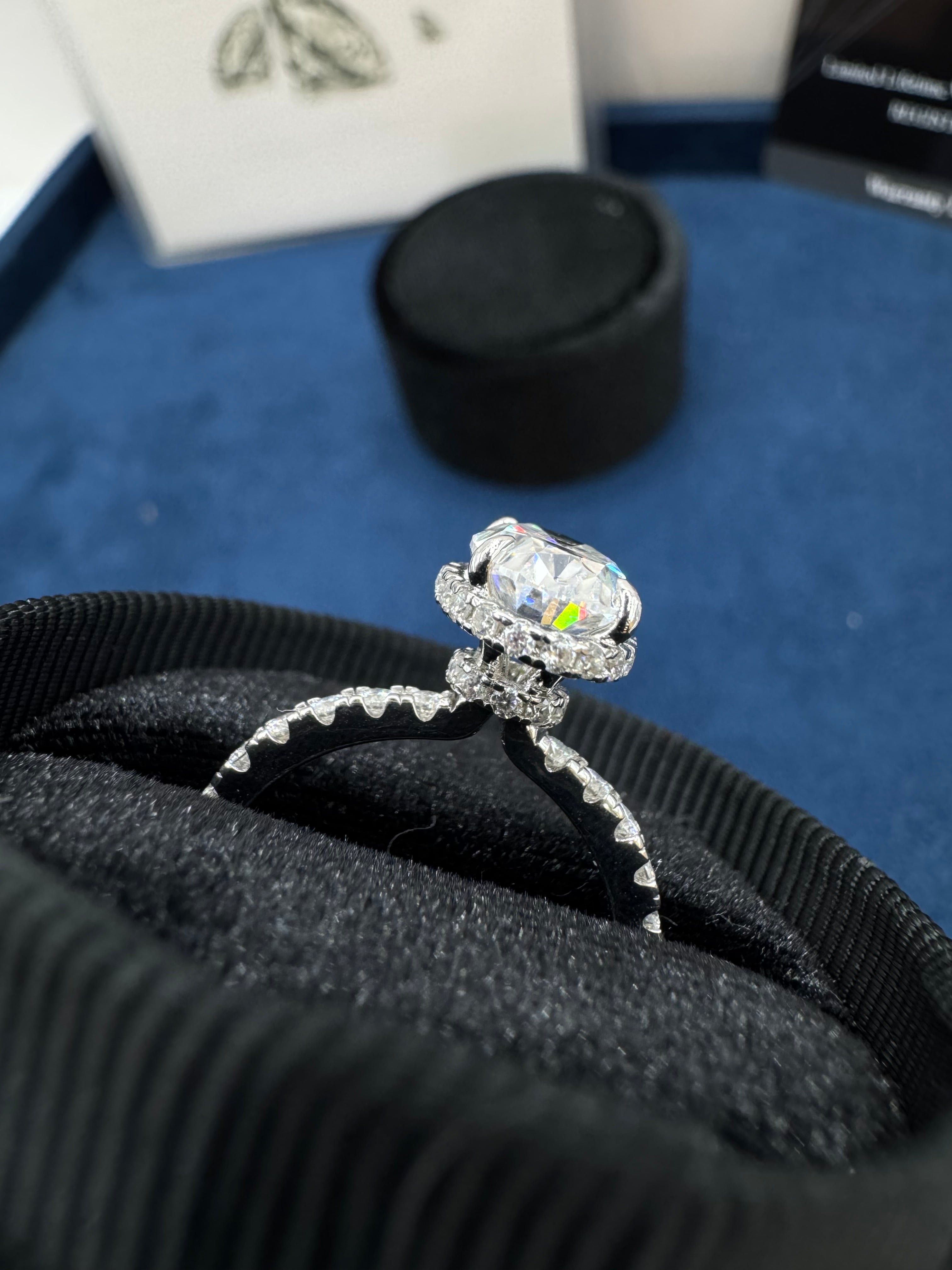 Anillo oval piedras laterales