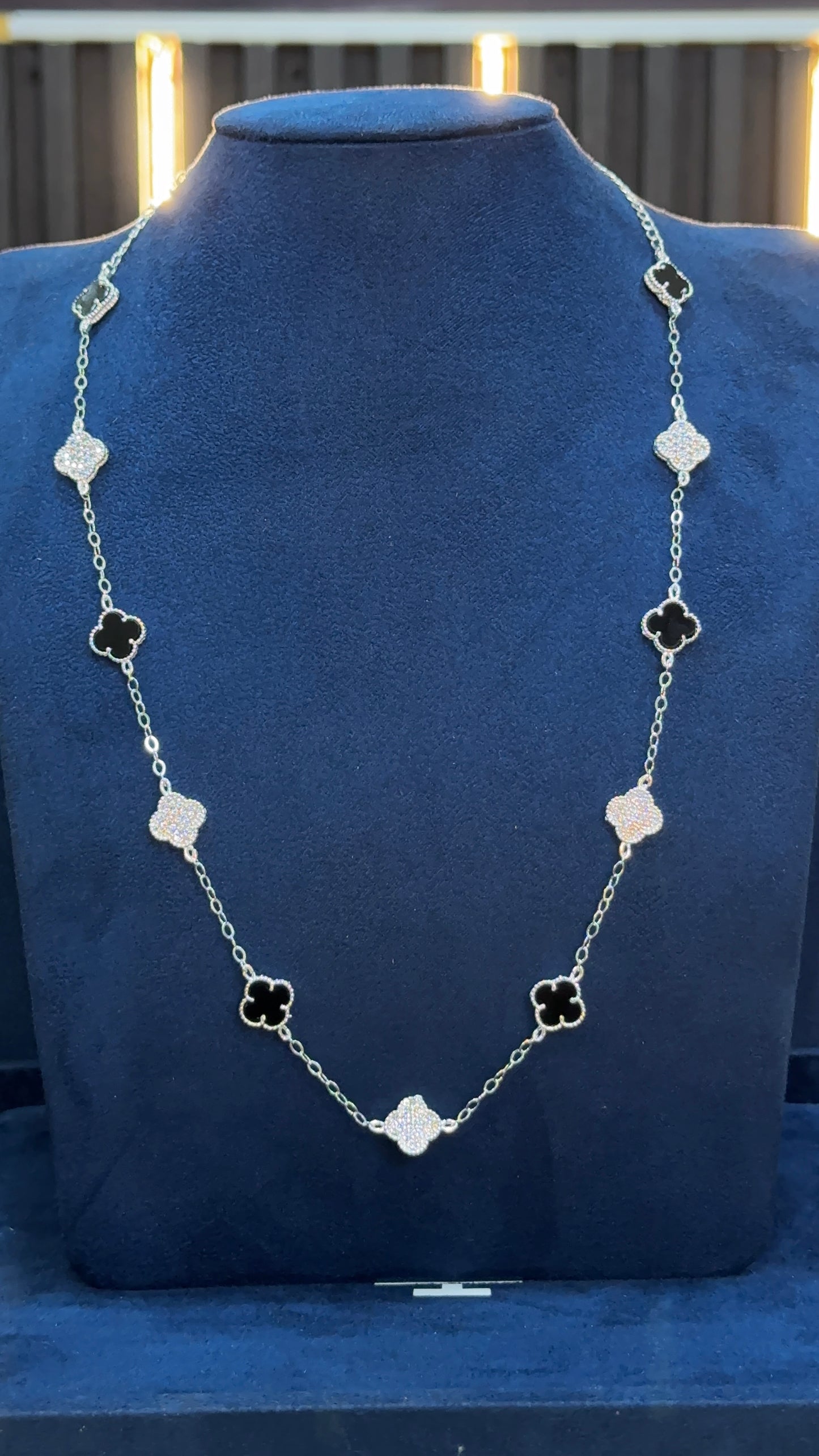 Cadena van cleef con piedras negro