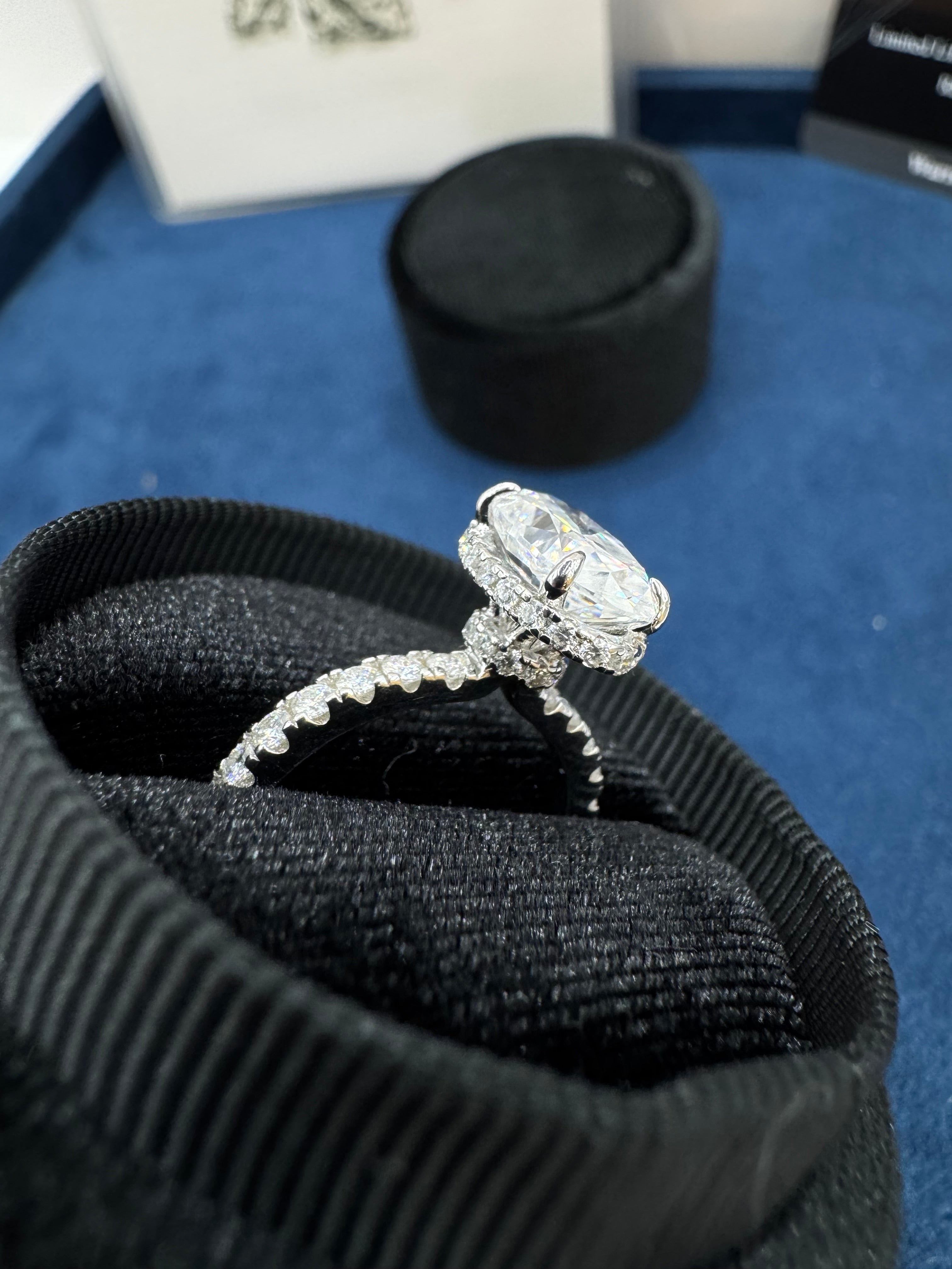 Anillo oval piedras laterales