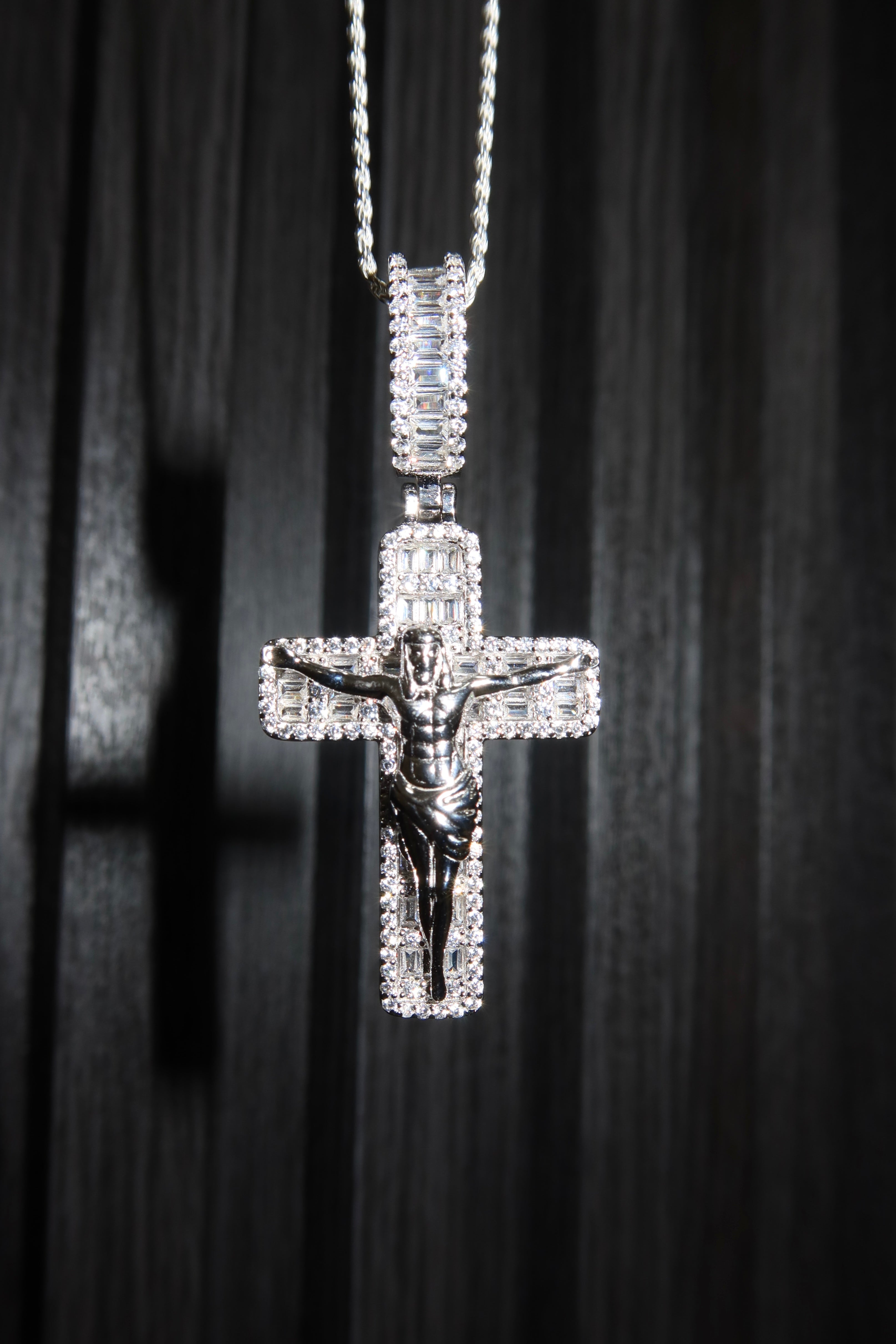 Dije cruz Cristo baguette