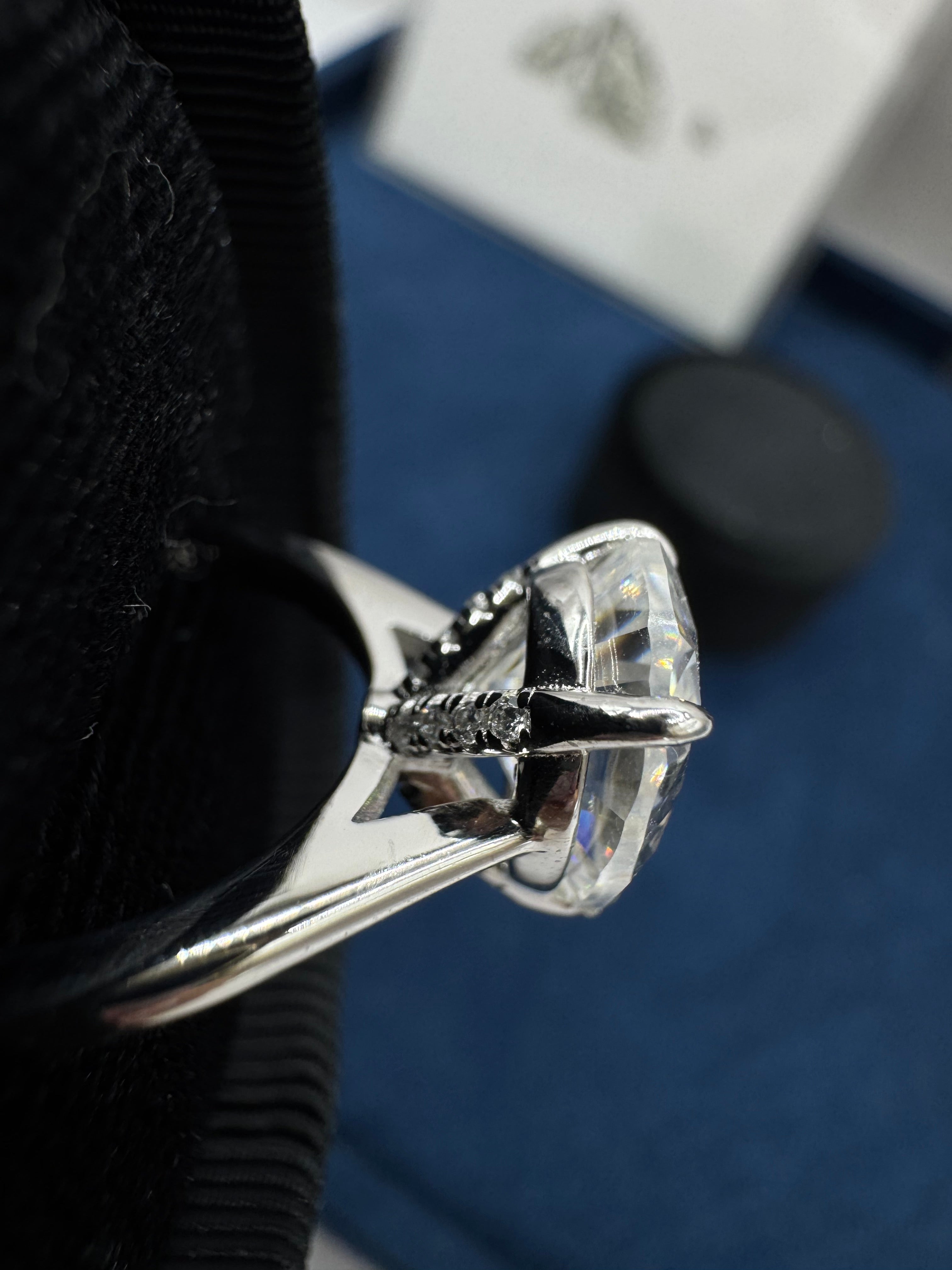 Anillo pera moissanita