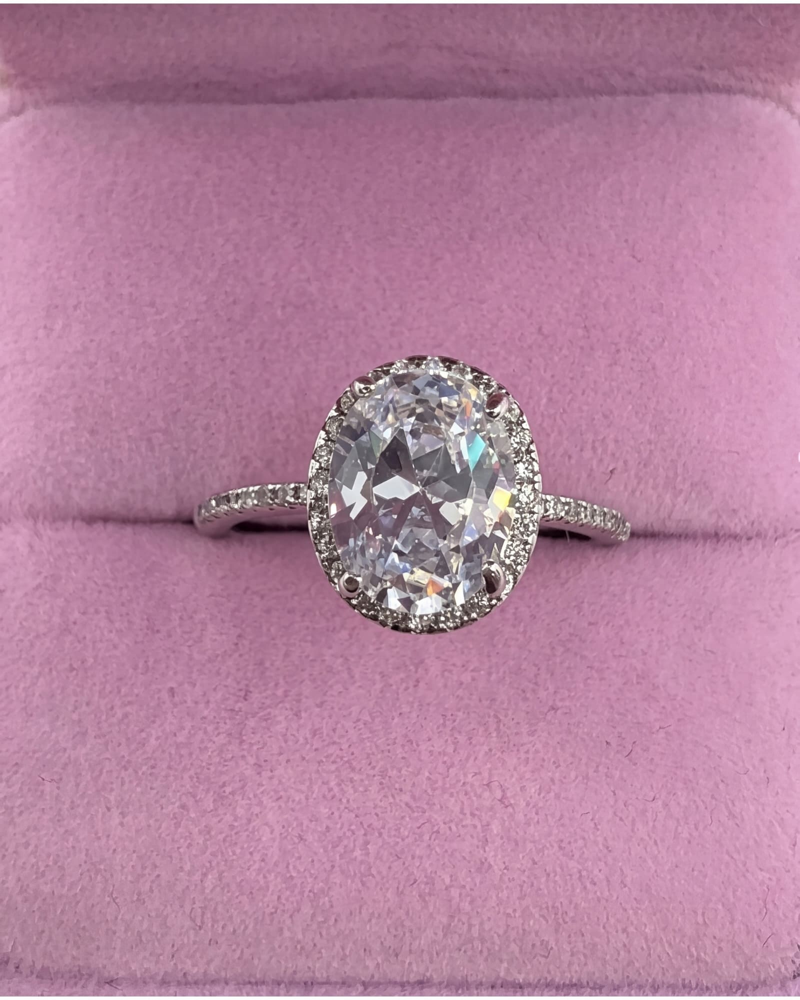 Anillo ovalado montadura halo