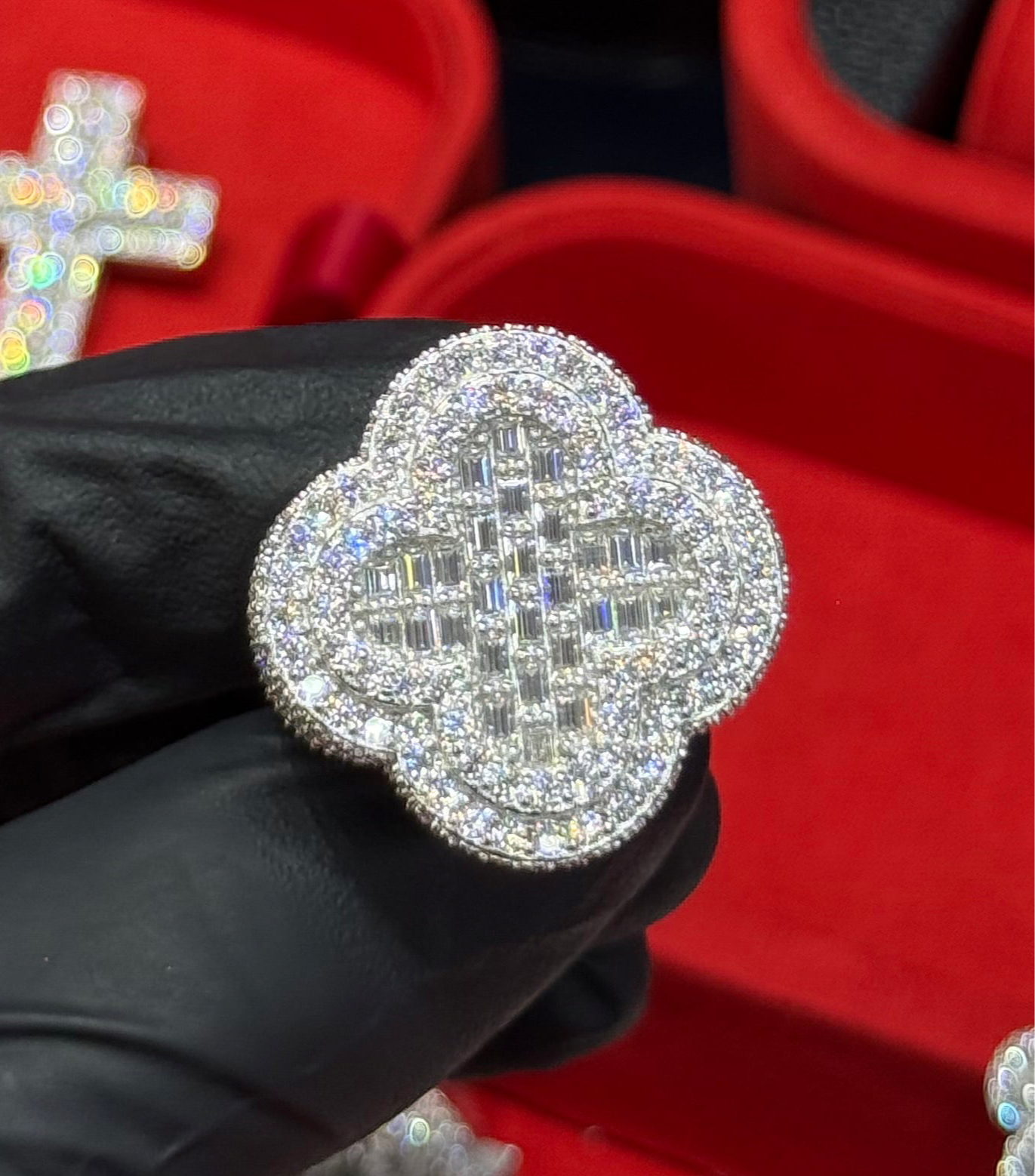 Anillo trébol moissanita