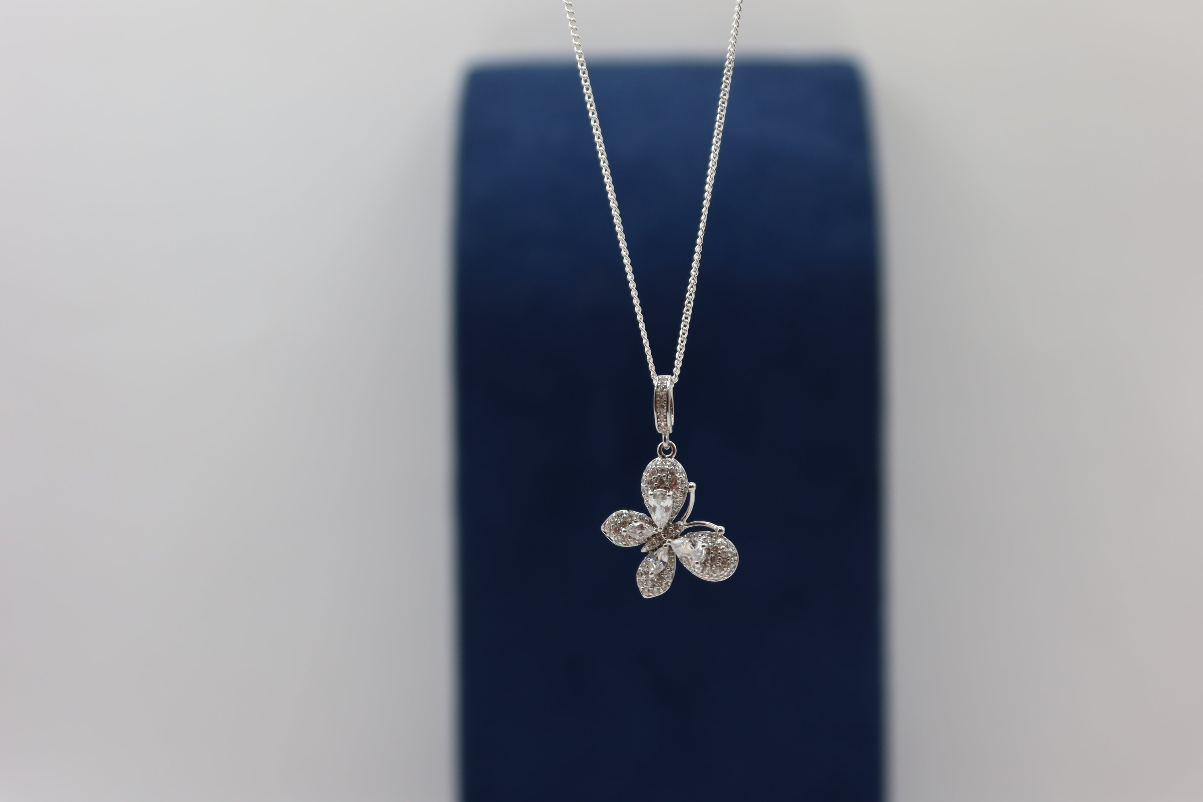 Collar dije mariposa