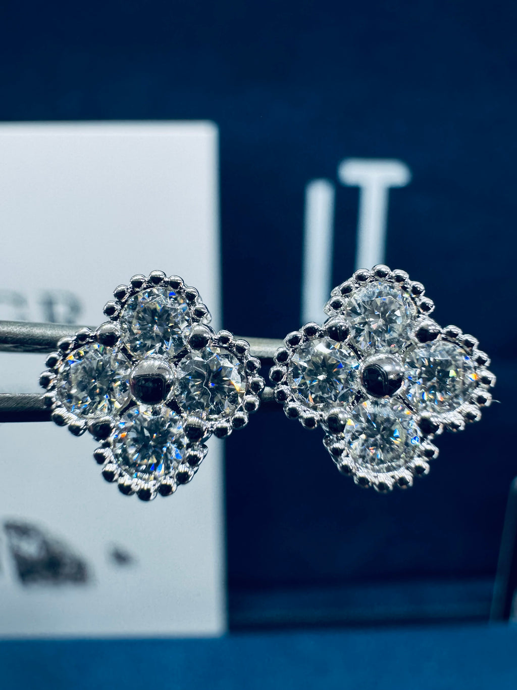 Aretes trébol moissanita