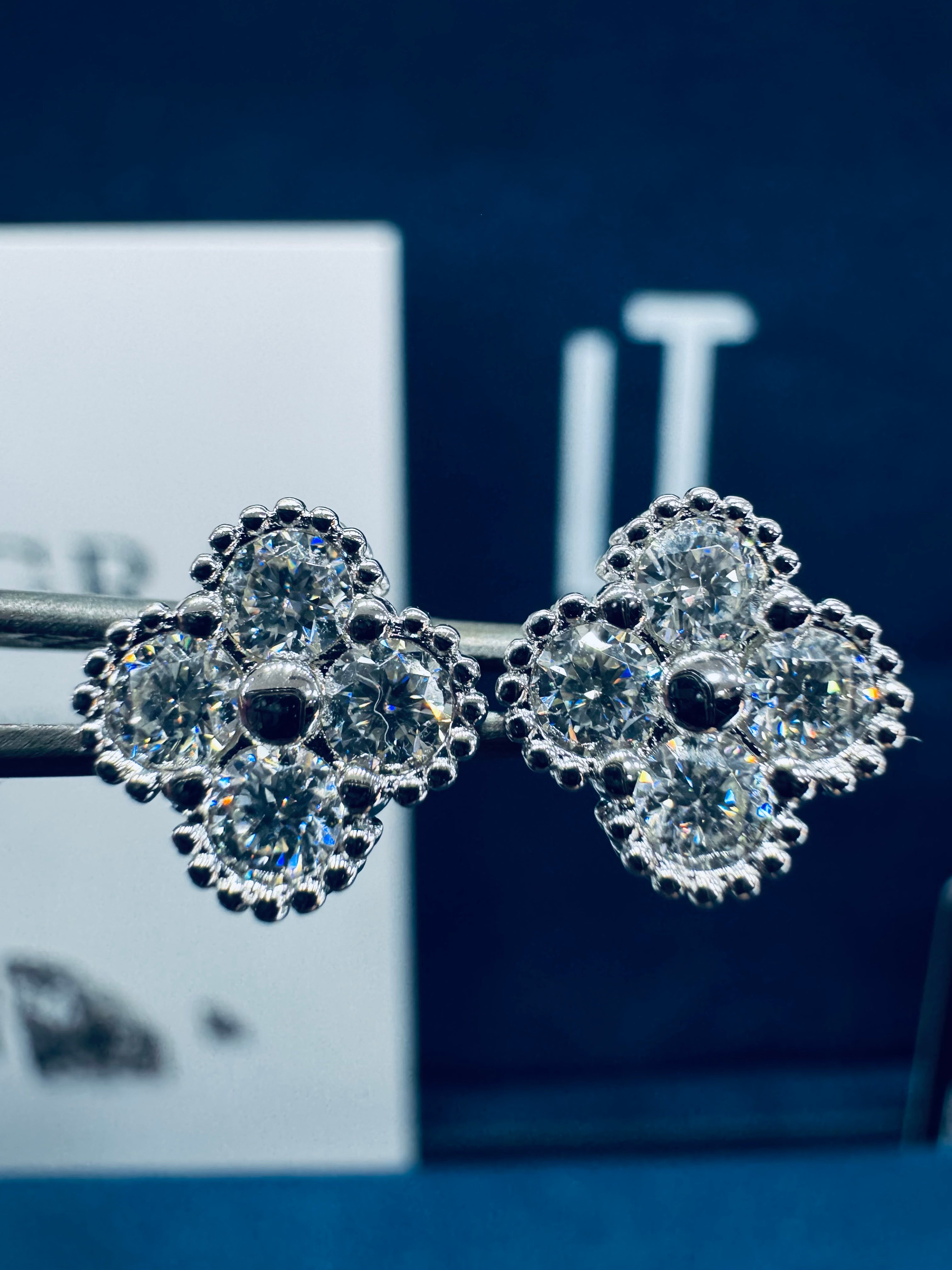 Aretes trébol moissanita