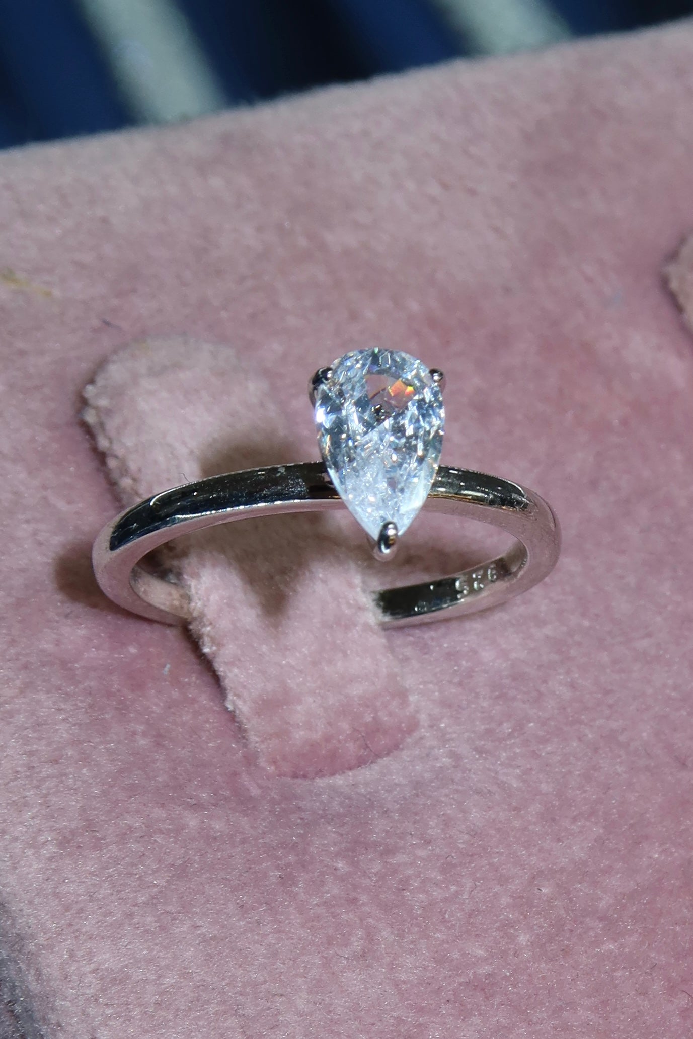 Anillo pera solitario