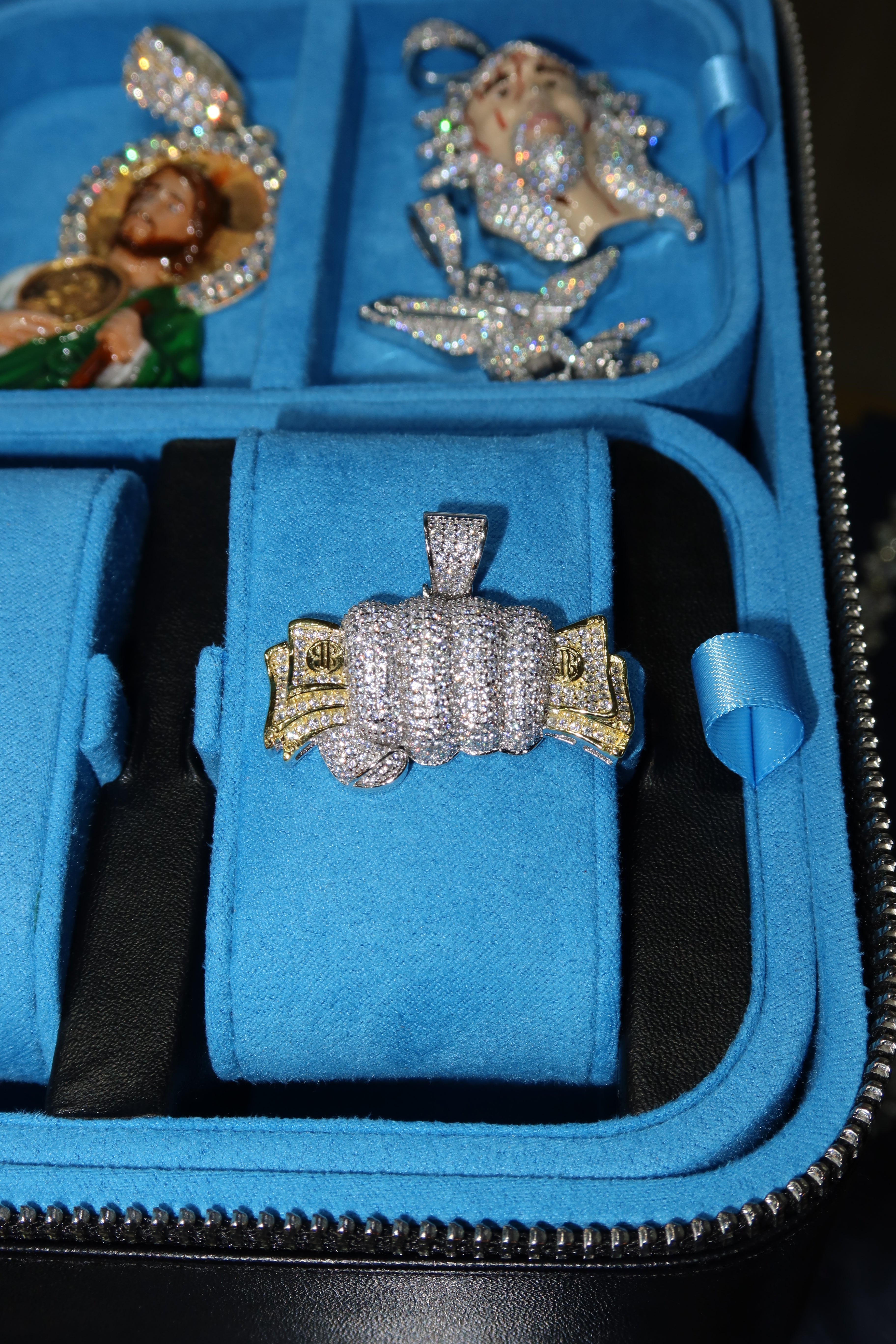 Dije puño con dinero