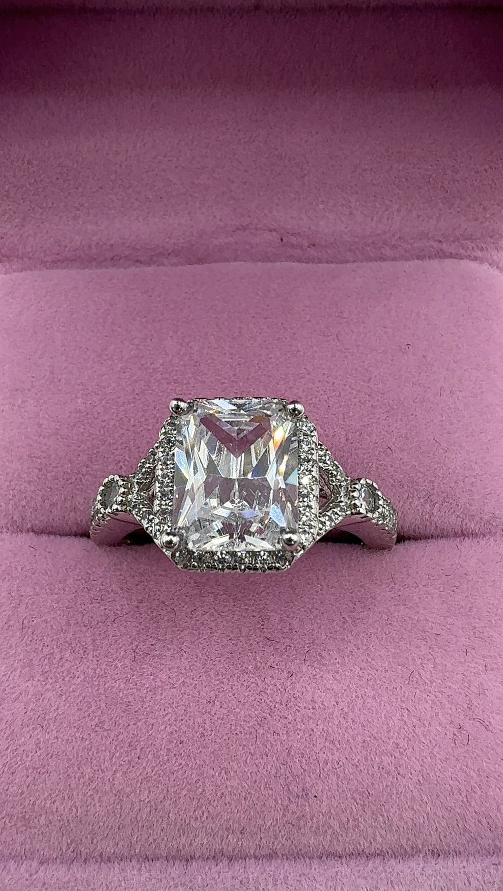 Anillo piedra cuadrada central