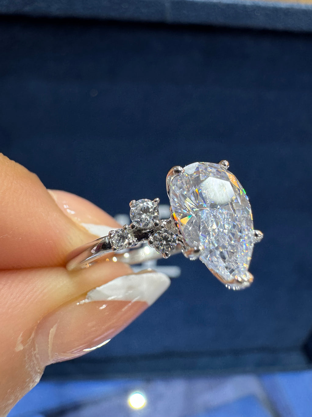 Anillo pera  three Stone