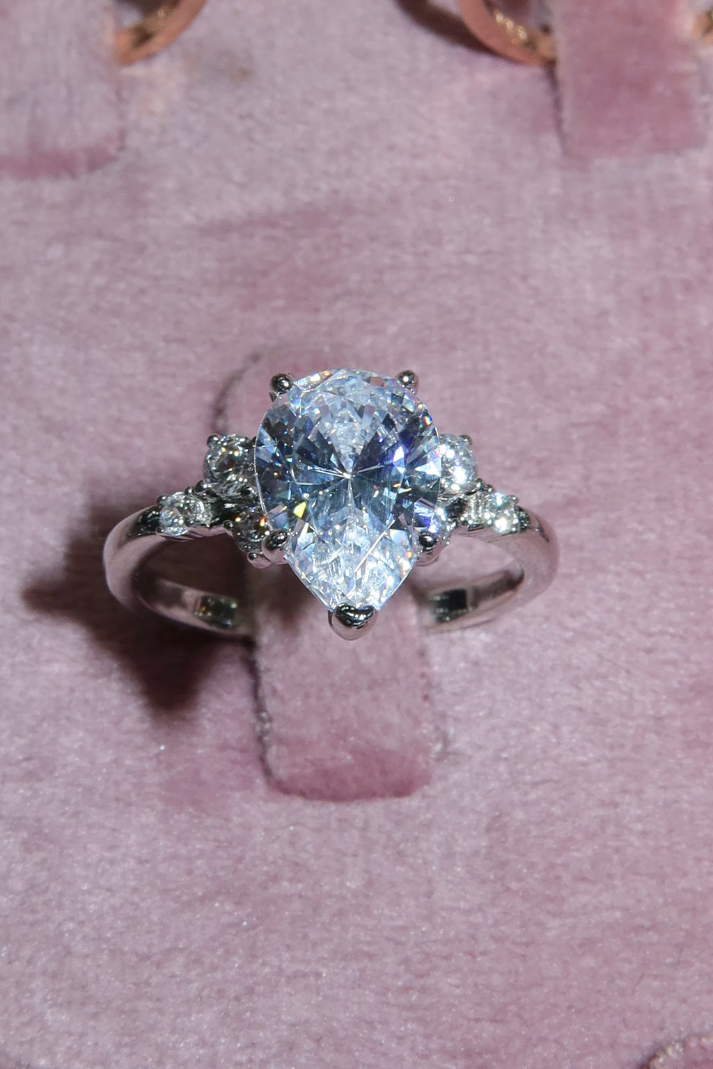 Anillo pera  three Stone