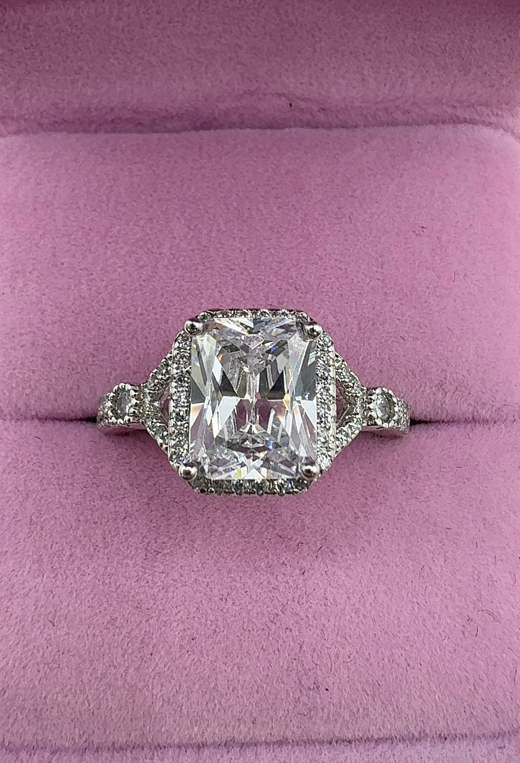 Anillo piedra cuadrada central