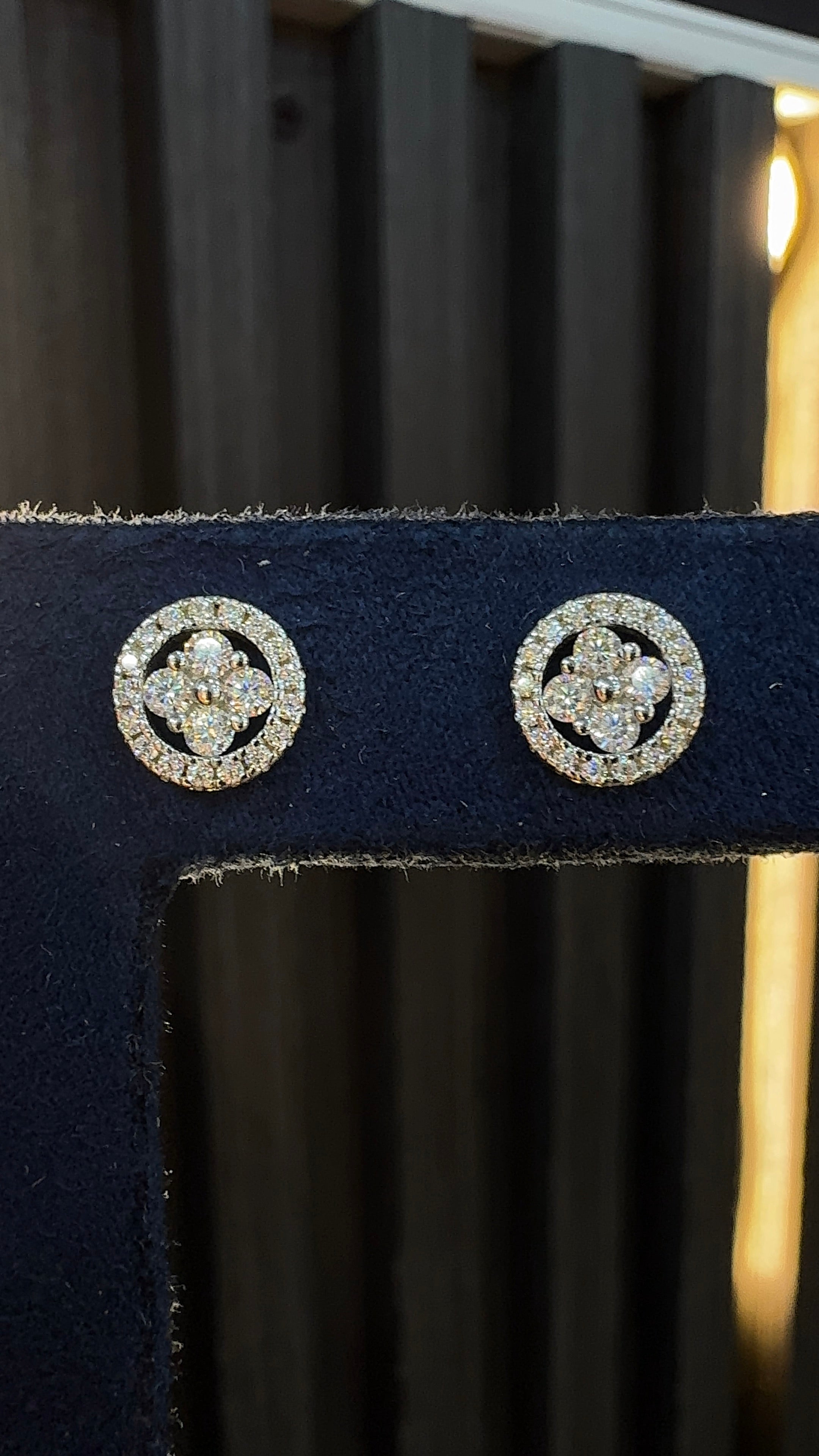 Clover circle moissanite earring