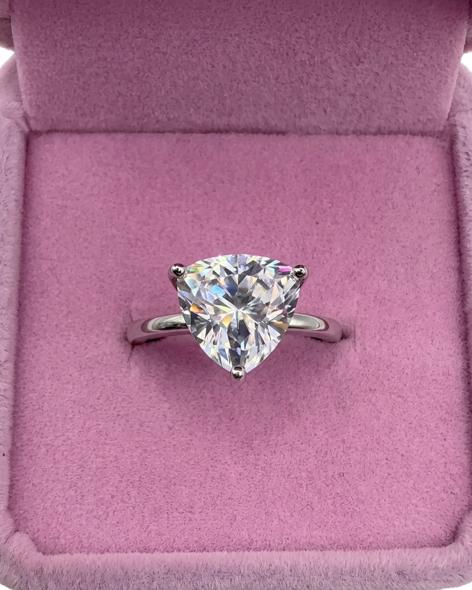 Anillo triángulo