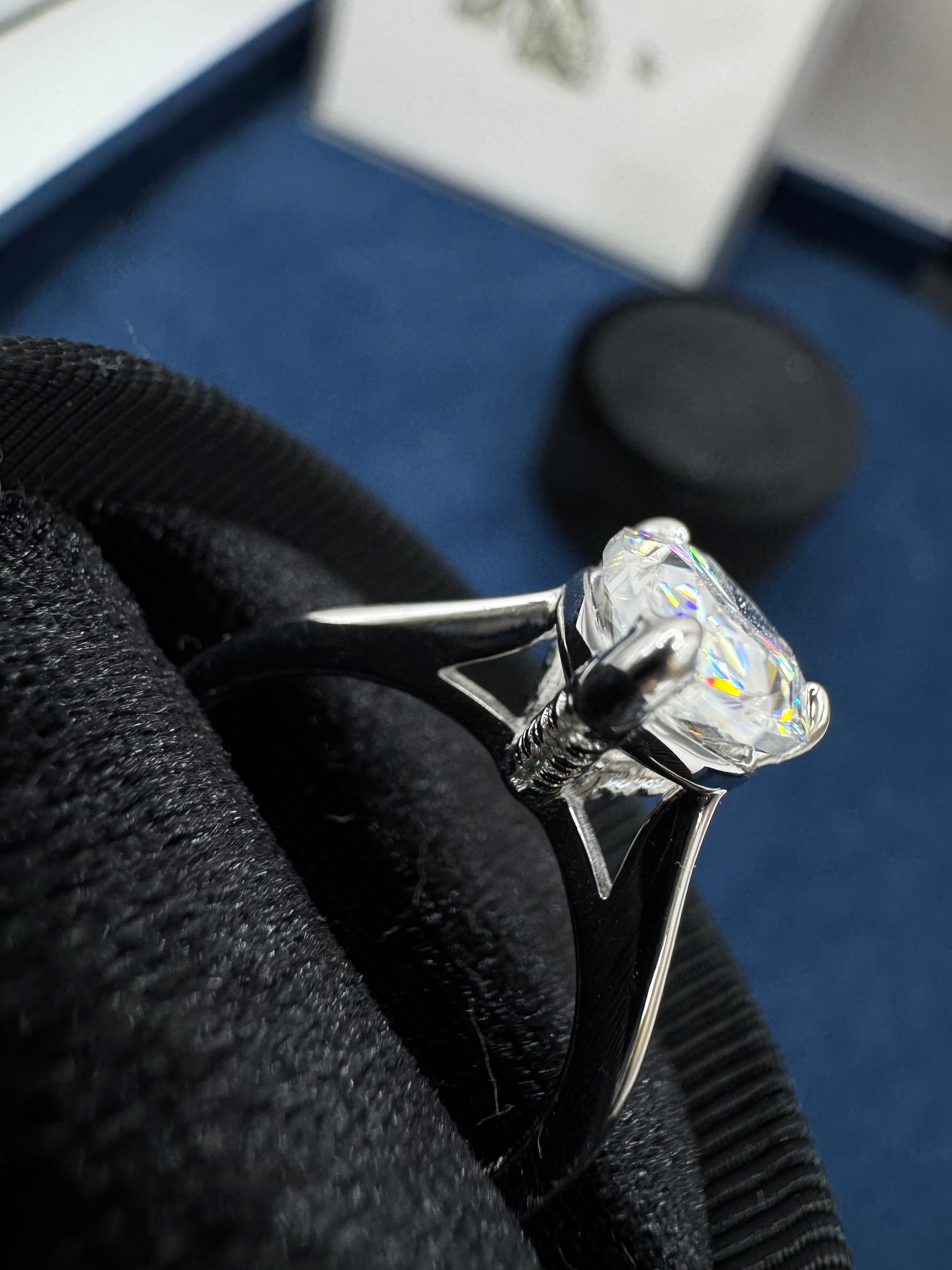 Anillo pera moissanita