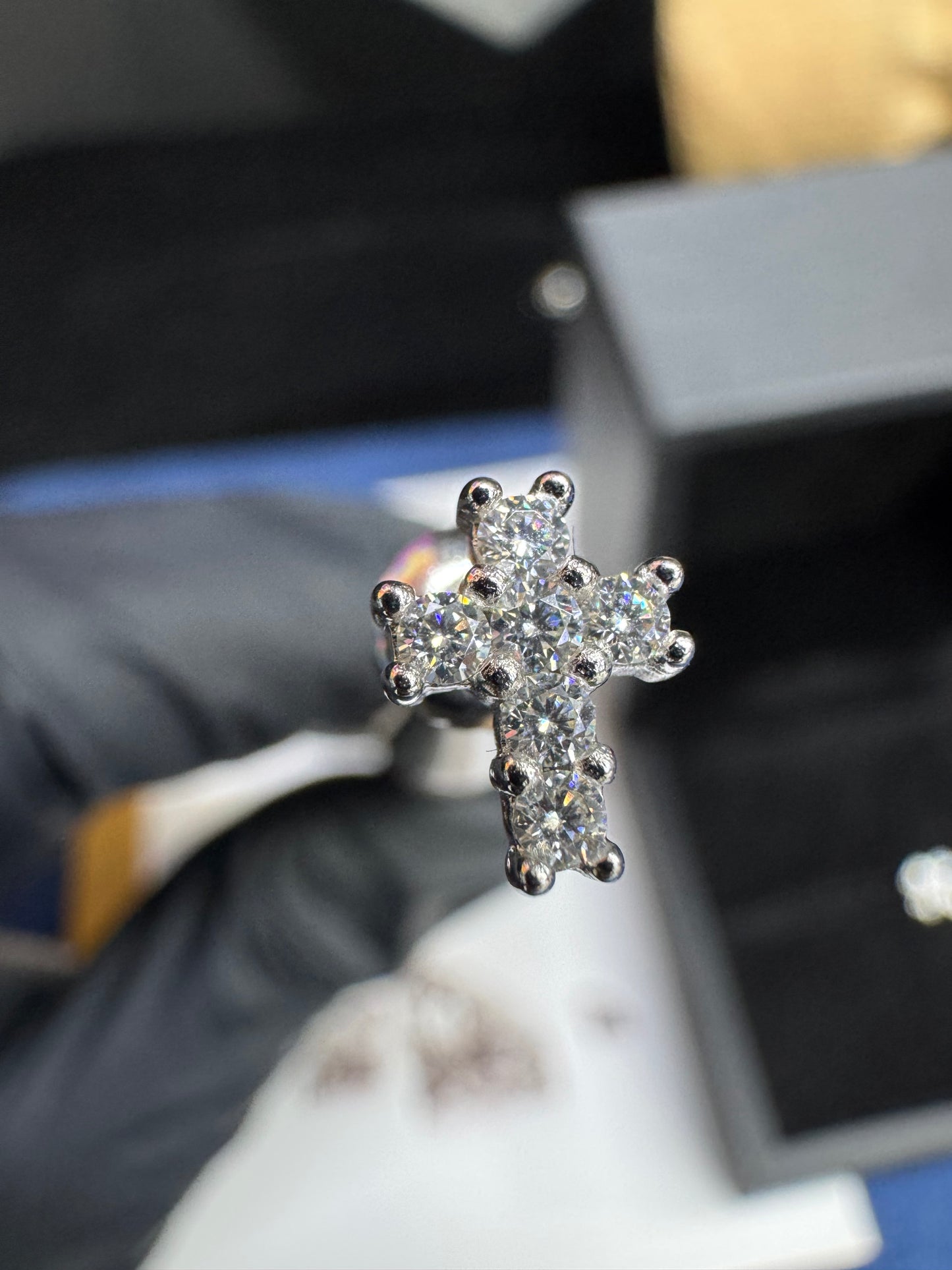 Aretes cruz moissanita