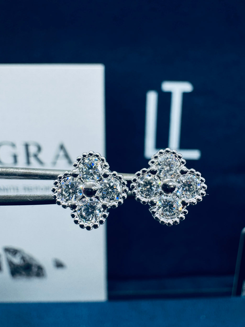 Aretes trébol moissanita