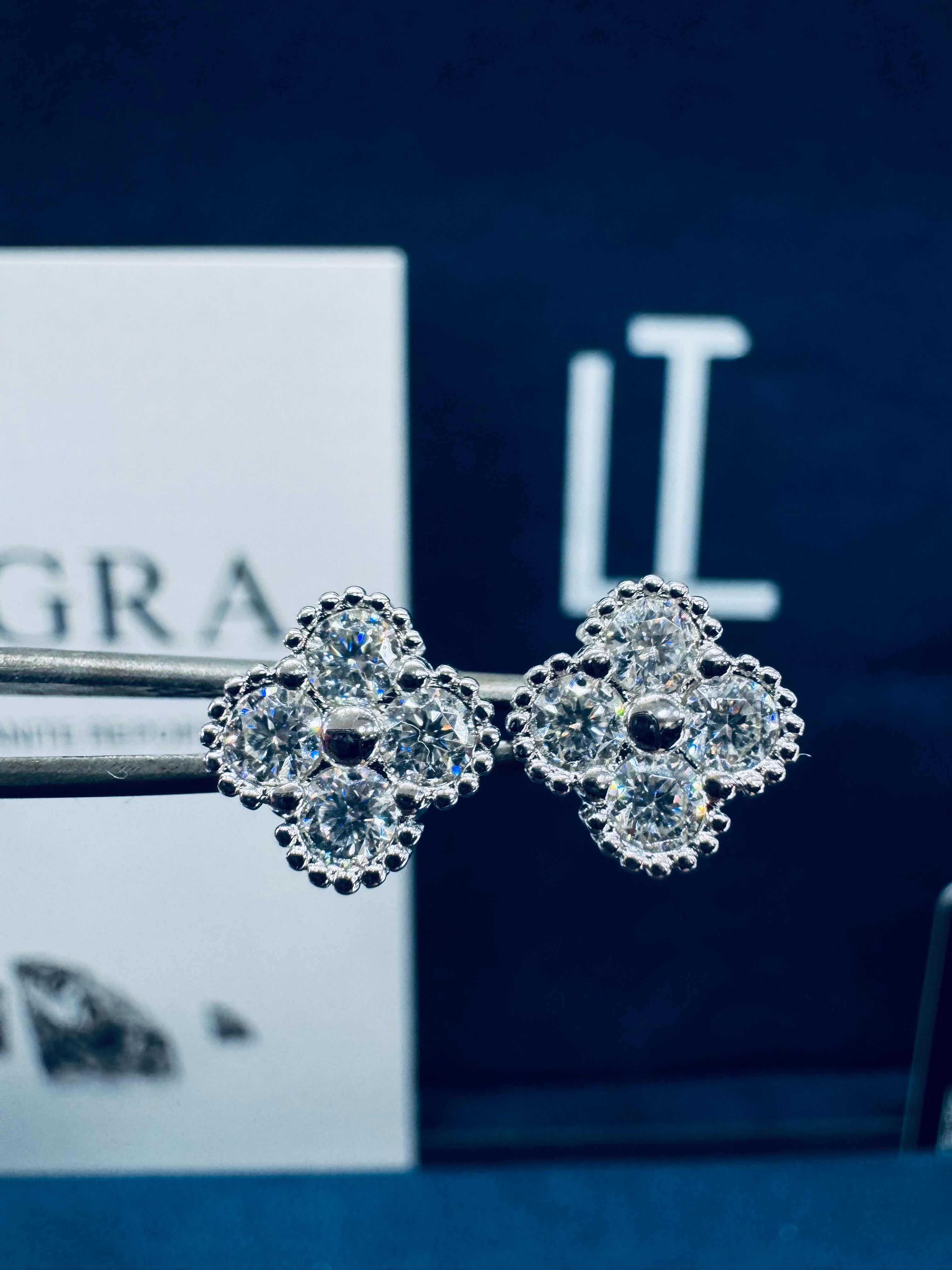 Aretes trébol moissanita