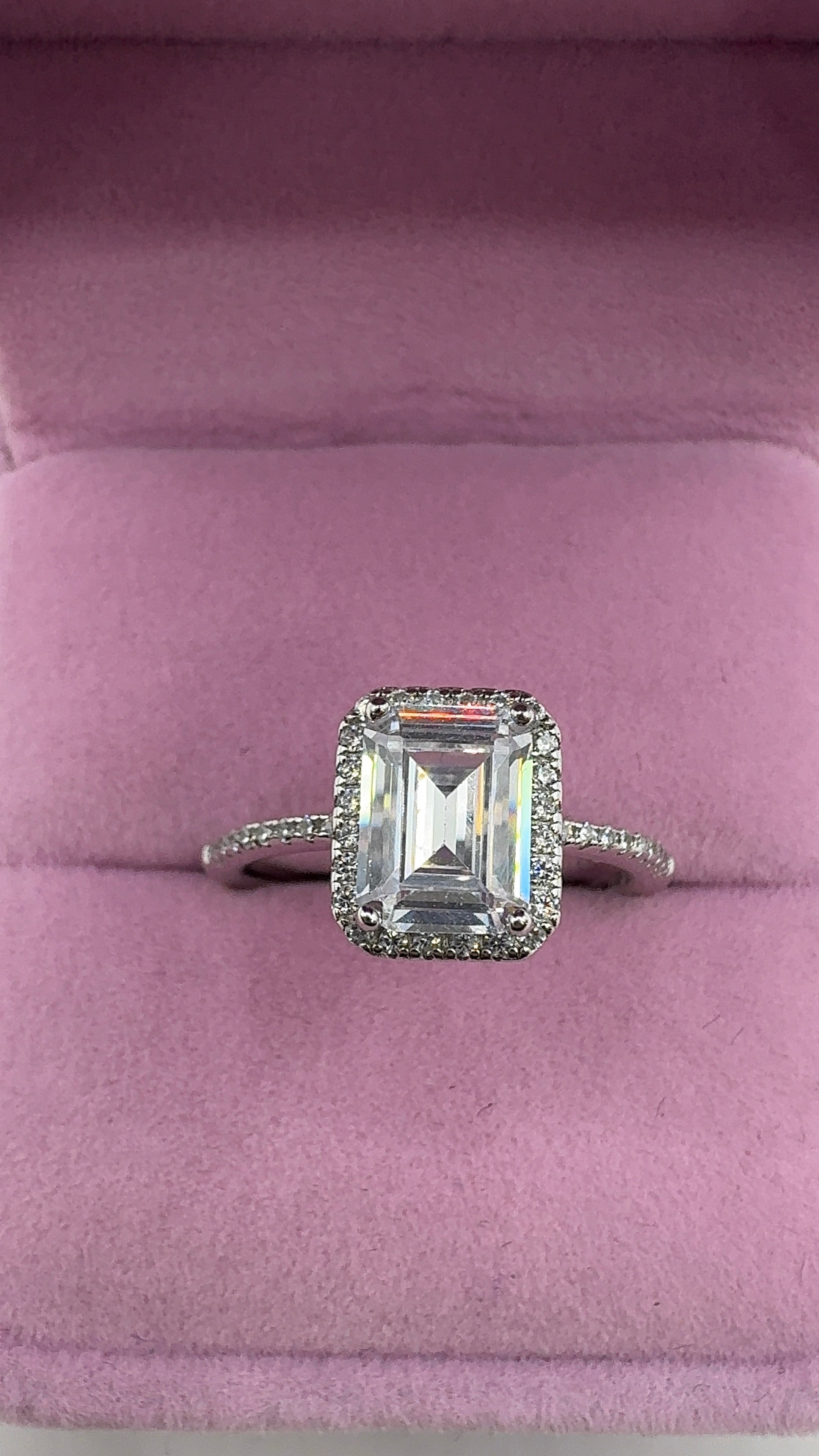 Anillo piedra baguette central